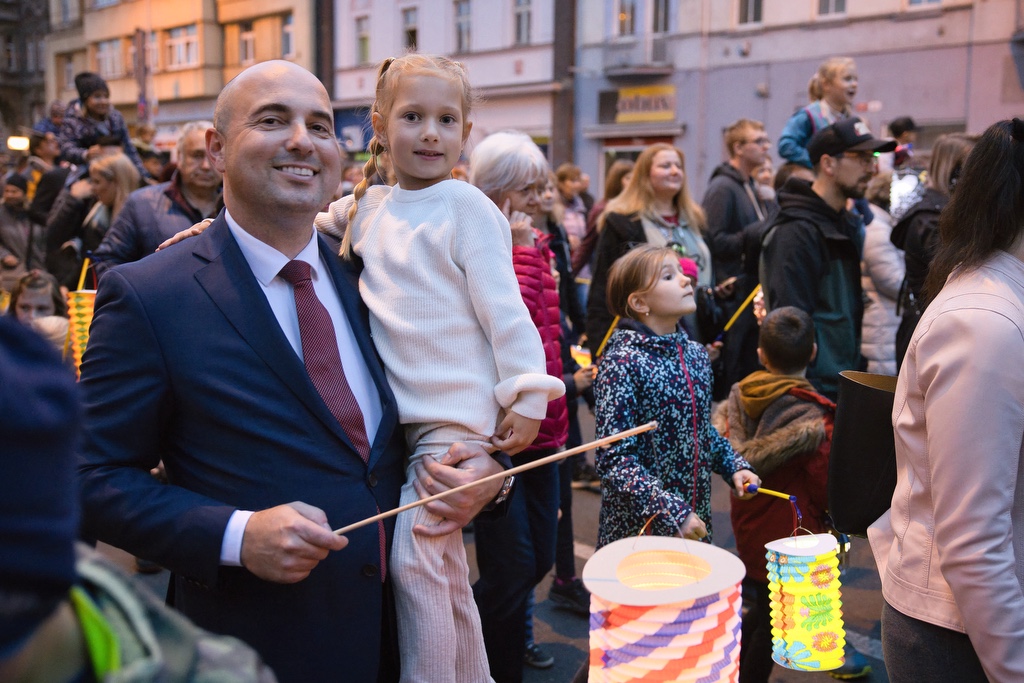 V pátek 28. října 2022 oslavilo téměř 50 tisíc Plzeňanů a návštěvníků západočeské metropole 104. výročí vzniku republiky. Bohatý program připravilo město Plzeň se svými partnery, nabídl veřejnosti zcela zdarma nebo za zvýhodněné vstupné prohlídky téměř čtyř desítek turisticky zajímavých míst – muzeí, galerií, divadel a parků, pozval také na sportoviště, do zoologické zahrady, Techmania Science Center, historického podzemí a dalších lokalit. Po dvou letech ulicemi prošel oblíbený lampionový průvod a oslavy zakončil ohňostroj na náměstí Republiky. Programu v závěru dne předcházelo vzpomínkové setkání na náměstí T. G. Masaryka. Z vedení města Plzně se ho zúčastnili primátor Roman Zarzycký, náměstkyně Lucie Kantorová a radní Eliška Bartáková, Světlana Budková, Daniel Kůs, Tomáš Morávek a Jiří Šrámek. (foto: M.Chaloupka/R.Muchka, 28.10.2022)