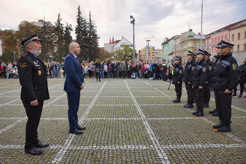 V pátek 28. října 2022 oslavilo téměř 50 tisíc Plzeňanů a návštěvníků západočeské metropole 104. výročí vzniku republiky. Bohatý program připravilo město Plzeň se svými partnery, nabídl veřejnosti zcela zdarma nebo za zvýhodněné vstupné prohlídky téměř čtyř desítek turisticky zajímavých míst – muzeí, galerií, divadel a parků, pozval také na sportoviště, do zoologické zahrady, Techmania Science Center, historického podzemí a dalších lokalit. Po dvou letech ulicemi prošel oblíbený lampionový průvod a oslavy zakončil ohňostroj na náměstí Republiky. Programu v závěru dne předcházelo vzpomínkové setkání na náměstí T. G. Masaryka. Z vedení města Plzně se ho zúčastnili primátor Roman Zarzycký, náměstkyně Lucie Kantorová a radní Eliška Bartáková, Světlana Budková, Daniel Kůs, Tomáš Morávek a Jiří Šrámek. (foto: M.Chaloupka/R.Muchka, 28.10.2022)