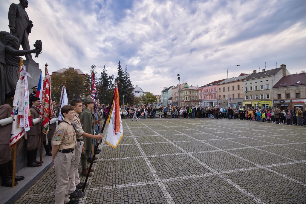 V pátek 28. října 2022 oslavilo téměř 50 tisíc Plzeňanů a návštěvníků západočeské metropole 104. výročí vzniku republiky. Bohatý program připravilo město Plzeň se svými partnery, nabídl veřejnosti zcela zdarma nebo za zvýhodněné vstupné prohlídky téměř čtyř desítek turisticky zajímavých míst – muzeí, galerií, divadel a parků, pozval také na sportoviště, do zoologické zahrady, Techmania Science Center, historického podzemí a dalších lokalit. Po dvou letech ulicemi prošel oblíbený lampionový průvod a oslavy zakončil ohňostroj na náměstí Republiky. Programu v závěru dne předcházelo vzpomínkové setkání na náměstí T. G. Masaryka. Z vedení města Plzně se ho zúčastnili primátor Roman Zarzycký, náměstkyně Lucie Kantorová a radní Eliška Bartáková, Světlana Budková, Daniel Kůs, Tomáš Morávek a Jiří Šrámek. (foto: M.Chaloupka/R.Muchka, 28.10.2022)