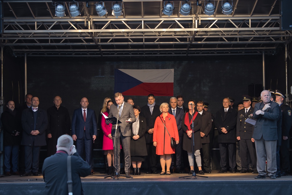 V pátek 28. října 2022 oslavilo téměř 50 tisíc Plzeňanů a návštěvníků západočeské metropole 104. výročí vzniku republiky. Bohatý program připravilo město Plzeň se svými partnery, nabídl veřejnosti zcela zdarma nebo za zvýhodněné vstupné prohlídky téměř čtyř desítek turisticky zajímavých míst – muzeí, galerií, divadel a parků, pozval také na sportoviště, do zoologické zahrady, Techmania Science Center, historického podzemí a dalších lokalit. Po dvou letech ulicemi prošel oblíbený lampionový průvod a oslavy zakončil ohňostroj na náměstí Republiky. Programu v závěru dne předcházelo vzpomínkové setkání na náměstí T. G. Masaryka. Z vedení města Plzně se ho zúčastnili primátor Roman Zarzycký, náměstkyně Lucie Kantorová a radní Eliška Bartáková, Světlana Budková, Daniel Kůs, Tomáš Morávek a Jiří Šrámek. (foto: M.Chaloupka/R.Muchka, 28.10.2022)