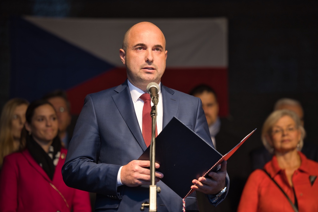 V pátek 28. října 2022 oslavilo téměř 50 tisíc Plzeňanů a návštěvníků západočeské metropole 104. výročí vzniku republiky. Bohatý program připravilo město Plzeň se svými partnery, nabídl veřejnosti zcela zdarma nebo za zvýhodněné vstupné prohlídky téměř čtyř desítek turisticky zajímavých míst – muzeí, galerií, divadel a parků, pozval také na sportoviště, do zoologické zahrady, Techmania Science Center, historického podzemí a dalších lokalit. Po dvou letech ulicemi prošel oblíbený lampionový průvod a oslavy zakončil ohňostroj na náměstí Republiky. Programu v závěru dne předcházelo vzpomínkové setkání na náměstí T. G. Masaryka. Z vedení města Plzně se ho zúčastnili primátor Roman Zarzycký, náměstkyně Lucie Kantorová a radní Eliška Bartáková, Světlana Budková, Daniel Kůs, Tomáš Morávek a Jiří Šrámek. (foto: M.Chaloupka/R.Muchka, 28.10.2022)