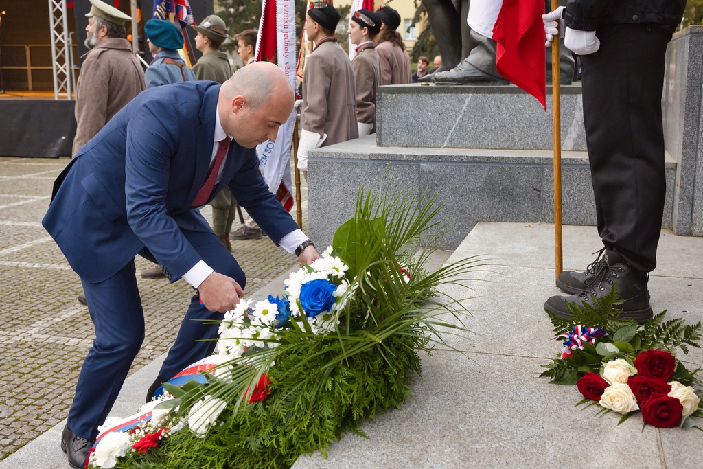 V pátek 28. října 2022 oslavilo téměř 50 tisíc Plzeňanů a návštěvníků západočeské metropole 104. výročí vzniku republiky. Bohatý program připravilo město Plzeň se svými partnery, nabídl veřejnosti zcela zdarma nebo za zvýhodněné vstupné prohlídky téměř čtyř desítek turisticky zajímavých míst – muzeí, galerií, divadel a parků, pozval také na sportoviště, do zoologické zahrady, Techmania Science Center, historického podzemí a dalších lokalit. Po dvou letech ulicemi prošel oblíbený lampionový průvod a oslavy zakončil ohňostroj na náměstí Republiky. Programu v závěru dne předcházelo vzpomínkové setkání na náměstí T. G. Masaryka. Z vedení města Plzně se ho zúčastnili primátor Roman Zarzycký, náměstkyně Lucie Kantorová a radní Eliška Bartáková, Světlana Budková, Daniel Kůs, Tomáš Morávek a Jiří Šrámek. (foto: M.Chaloupka/R.Muchka, 28.10.2022)