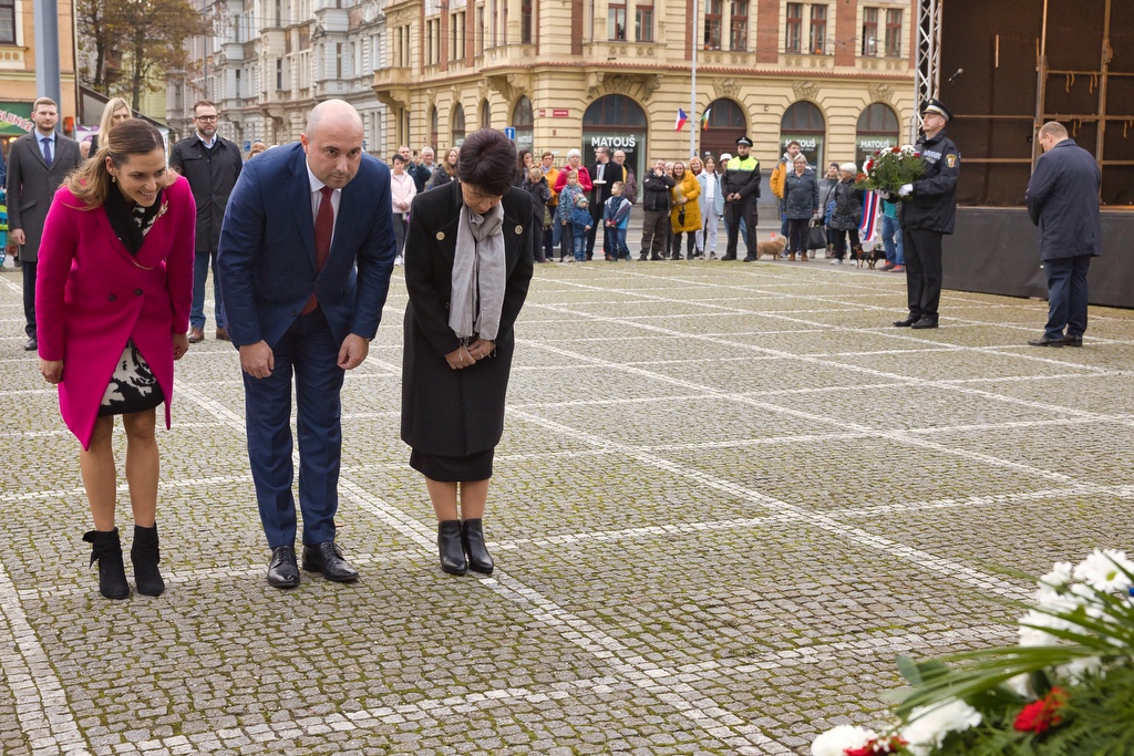 V pátek 28. října 2022 oslavilo téměř 50 tisíc Plzeňanů a návštěvníků západočeské metropole 104. výročí vzniku republiky. Bohatý program připravilo město Plzeň se svými partnery, nabídl veřejnosti zcela zdarma nebo za zvýhodněné vstupné prohlídky téměř čtyř desítek turisticky zajímavých míst – muzeí, galerií, divadel a parků, pozval také na sportoviště, do zoologické zahrady, Techmania Science Center, historického podzemí a dalších lokalit. Po dvou letech ulicemi prošel oblíbený lampionový průvod a oslavy zakončil ohňostroj na náměstí Republiky. Programu v závěru dne předcházelo vzpomínkové setkání na náměstí T. G. Masaryka. Z vedení města Plzně se ho zúčastnili primátor Roman Zarzycký, náměstkyně Lucie Kantorová a radní Eliška Bartáková, Světlana Budková, Daniel Kůs, Tomáš Morávek a Jiří Šrámek. (foto: M.Chaloupka/R.Muchka, 28.10.2022)