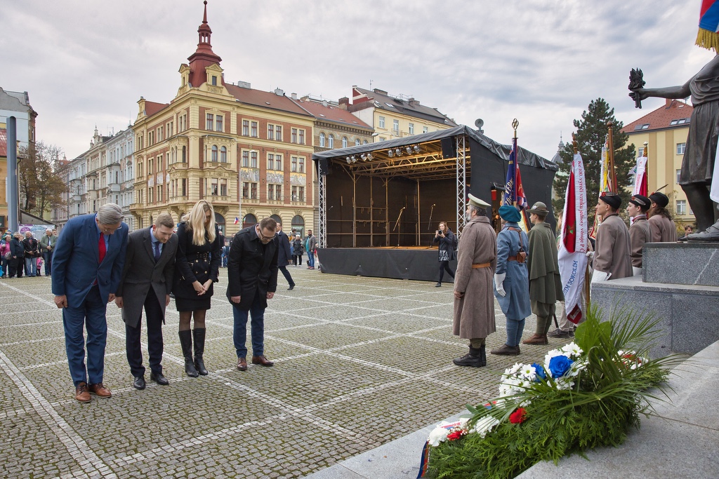 V pátek 28. října 2022 oslavilo téměř 50 tisíc Plzeňanů a návštěvníků západočeské metropole 104. výročí vzniku republiky. Bohatý program připravilo město Plzeň se svými partnery, nabídl veřejnosti zcela zdarma nebo za zvýhodněné vstupné prohlídky téměř čtyř desítek turisticky zajímavých míst – muzeí, galerií, divadel a parků, pozval také na sportoviště, do zoologické zahrady, Techmania Science Center, historického podzemí a dalších lokalit. Po dvou letech ulicemi prošel oblíbený lampionový průvod a oslavy zakončil ohňostroj na náměstí Republiky. Programu v závěru dne předcházelo vzpomínkové setkání na náměstí T. G. Masaryka. Z vedení města Plzně se ho zúčastnili primátor Roman Zarzycký, náměstkyně Lucie Kantorová a radní Eliška Bartáková, Světlana Budková, Daniel Kůs, Tomáš Morávek a Jiří Šrámek. (foto: M.Chaloupka/R.Muchka, 28.10.2022)