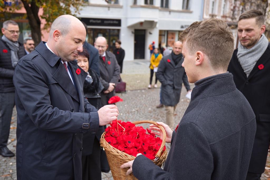 Na několika místech v Plzni dnes lidé uctili památku válečných i současných hrdinů a obětí válek, právě 11. listopad se stal celosvětově uznávaným Dnem válečných veteránů. Vzpomínkových setkání se zúčastnili také představitelé města Plzně a městských obvodů. (foto: R.Muchka, 11.11.2022)