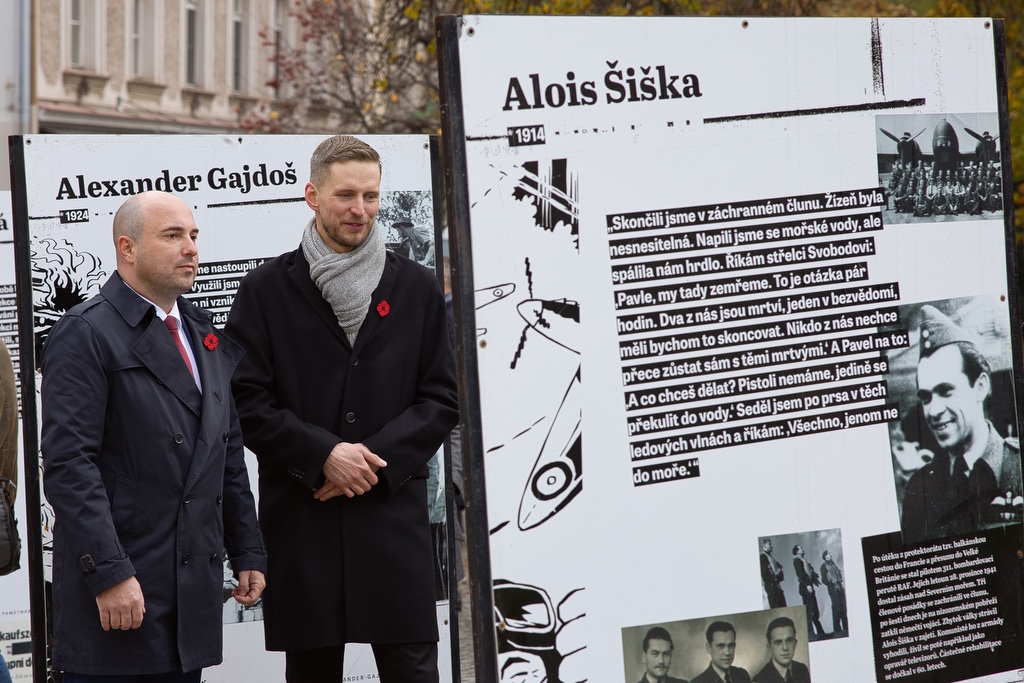Na několika místech v Plzni dnes lidé uctili památku válečných i současných hrdinů a obětí válek, právě 11. listopad se stal celosvětově uznávaným Dnem válečných veteránů. Vzpomínkových setkání se zúčastnili také představitelé města Plzně a městských obvodů. (foto: R.Muchka, 11.11.2022)