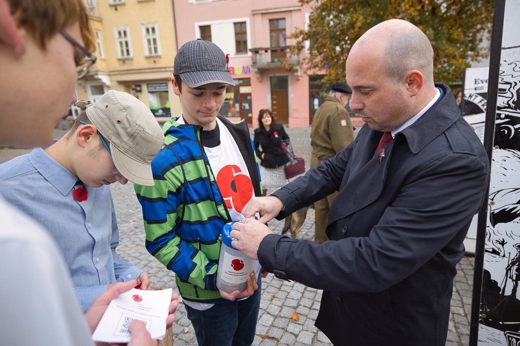 Na několika místech v Plzni dnes lidé uctili památku válečných i současných hrdinů a obětí válek, právě 11. listopad se stal celosvětově uznávaným Dnem válečných veteránů. Vzpomínkových setkání se zúčastnili také představitelé města Plzně a městských obvodů. (foto: R.Muchka, 11.11.2022)