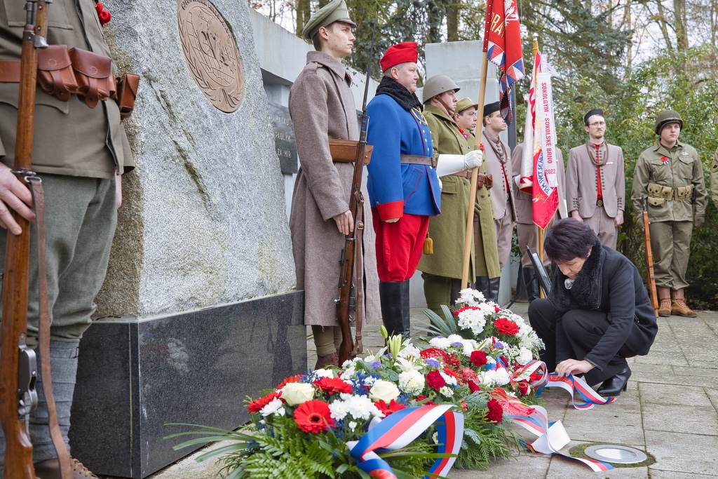 Na několika místech v Plzni dnes lidé uctili památku válečných i současných hrdinů a obětí válek, právě 11. listopad se stal celosvětově uznávaným Dnem válečných veteránů. Vzpomínkových setkání se zúčastnili také představitelé města Plzně a městských obvodů. (foto: R.Muchka, 11.11.2022)
