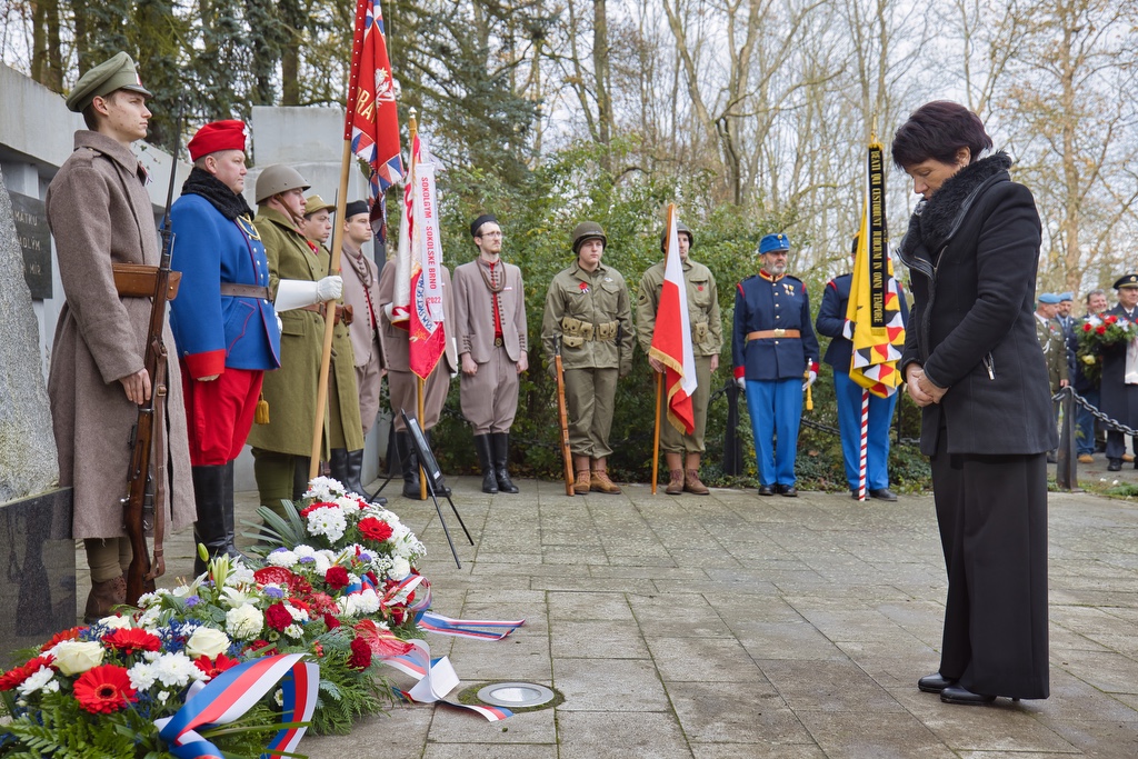 Na několika místech v Plzni dnes lidé uctili památku válečných i současných hrdinů a obětí válek, právě 11. listopad se stal celosvětově uznávaným Dnem válečných veteránů. Vzpomínkových setkání se zúčastnili také představitelé města Plzně a městských obvodů. (foto: R.Muchka, 11.11.2022)