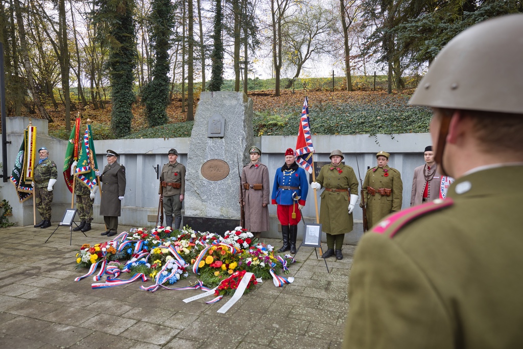 Na několika místech v Plzni dnes lidé uctili památku válečných i současných hrdinů a obětí válek, právě 11. listopad se stal celosvětově uznávaným Dnem válečných veteránů. Vzpomínkových setkání se zúčastnili také představitelé města Plzně a městských obvodů. (foto: R.Muchka, 11.11.2022)