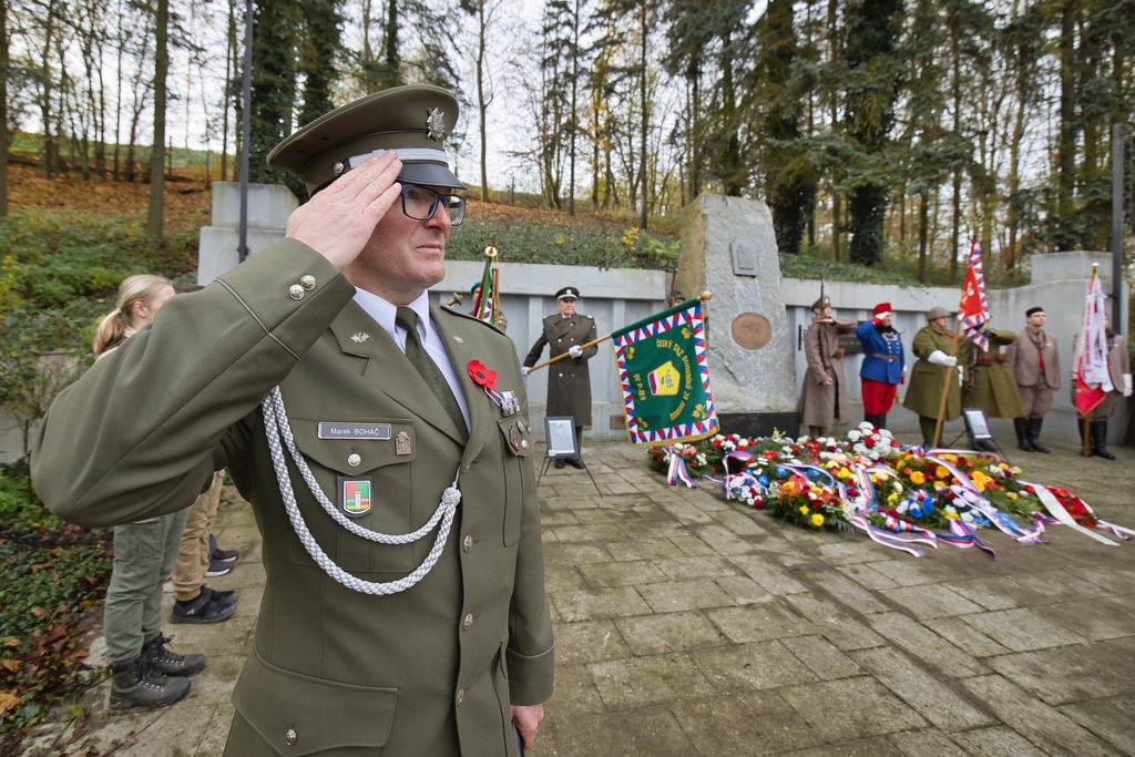Na několika místech v Plzni dnes lidé uctili památku válečných i současných hrdinů a obětí válek, právě 11. listopad se stal celosvětově uznávaným Dnem válečných veteránů. Vzpomínkových setkání se zúčastnili také představitelé města Plzně a městských obvodů. (foto: R.Muchka, 11.11.2022)