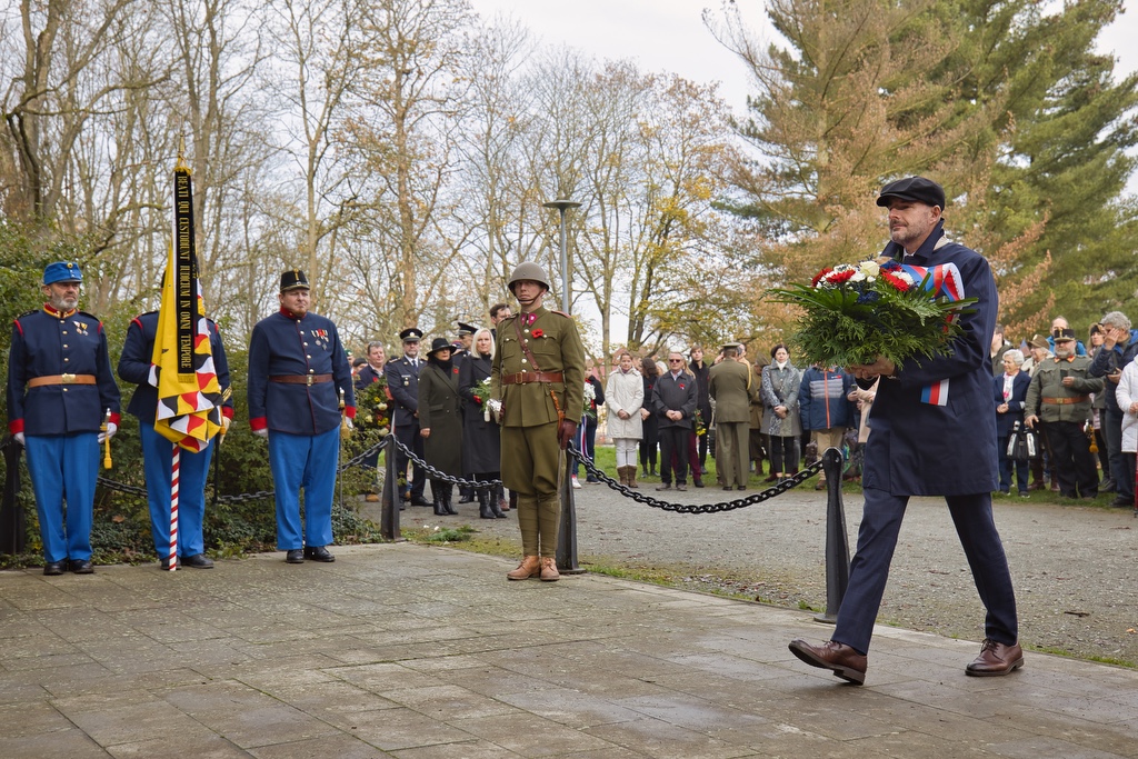 Na několika místech v Plzni dnes lidé uctili památku válečných i současných hrdinů a obětí válek, právě 11. listopad se stal celosvětově uznávaným Dnem válečných veteránů. Vzpomínkových setkání se zúčastnili také představitelé města Plzně a městských obvodů. (foto: R.Muchka, 11.11.2022)