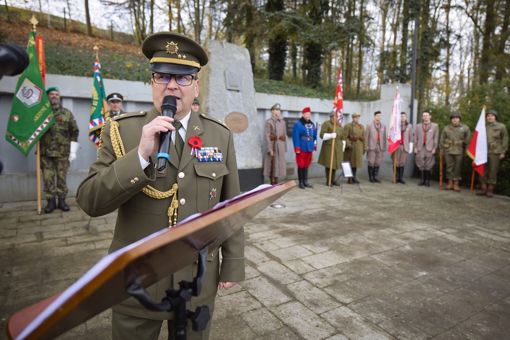 Na několika místech v Plzni dnes lidé uctili památku válečných i současných hrdinů a obětí válek, právě 11. listopad se stal celosvětově uznávaným Dnem válečných veteránů. Vzpomínkových setkání se zúčastnili také představitelé města Plzně a městských obvodů. (foto: R.Muchka, 11.11.2022)
