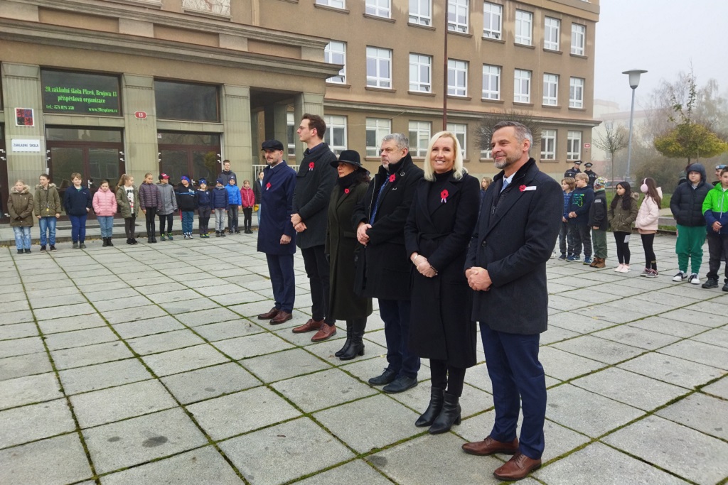 Na několika místech v Plzni dnes lidé uctili památku válečných i současných hrdinů a obětí válek, právě 11. listopad se stal celosvětově uznávaným Dnem válečných veteránů. Vzpomínkových setkání se zúčastnili také představitelé města Plzně a městských obvodů. (foto: R.Muchka, 11.11.2022)