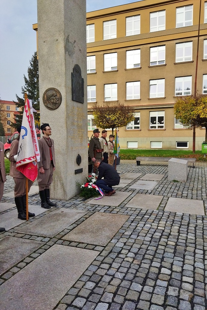 Na několika místech v Plzni dnes lidé uctili památku válečných i současných hrdinů a obětí válek, právě 11. listopad se stal celosvětově uznávaným Dnem válečných veteránů. Vzpomínkových setkání se zúčastnili také představitelé města Plzně a městských obvodů. (foto: R.Muchka, 11.11.2022)