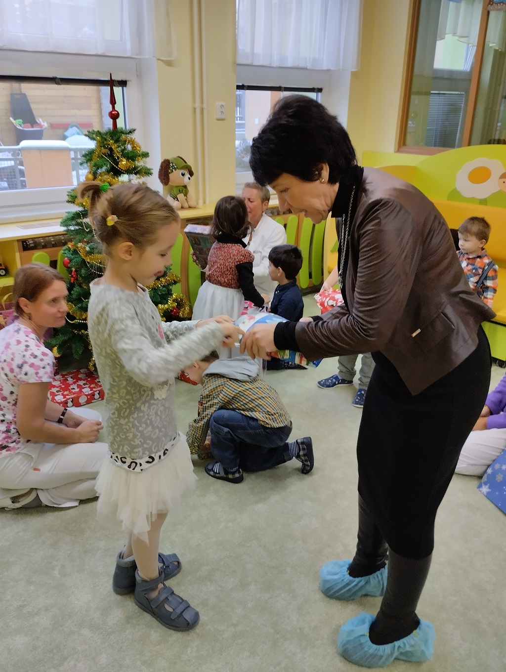 Plzeňští radní rozvezli vánoční dary a pozdravy do 21 sociálních zařízení (zdroj foto: Magistrát města Plzně, 15.12.2022)