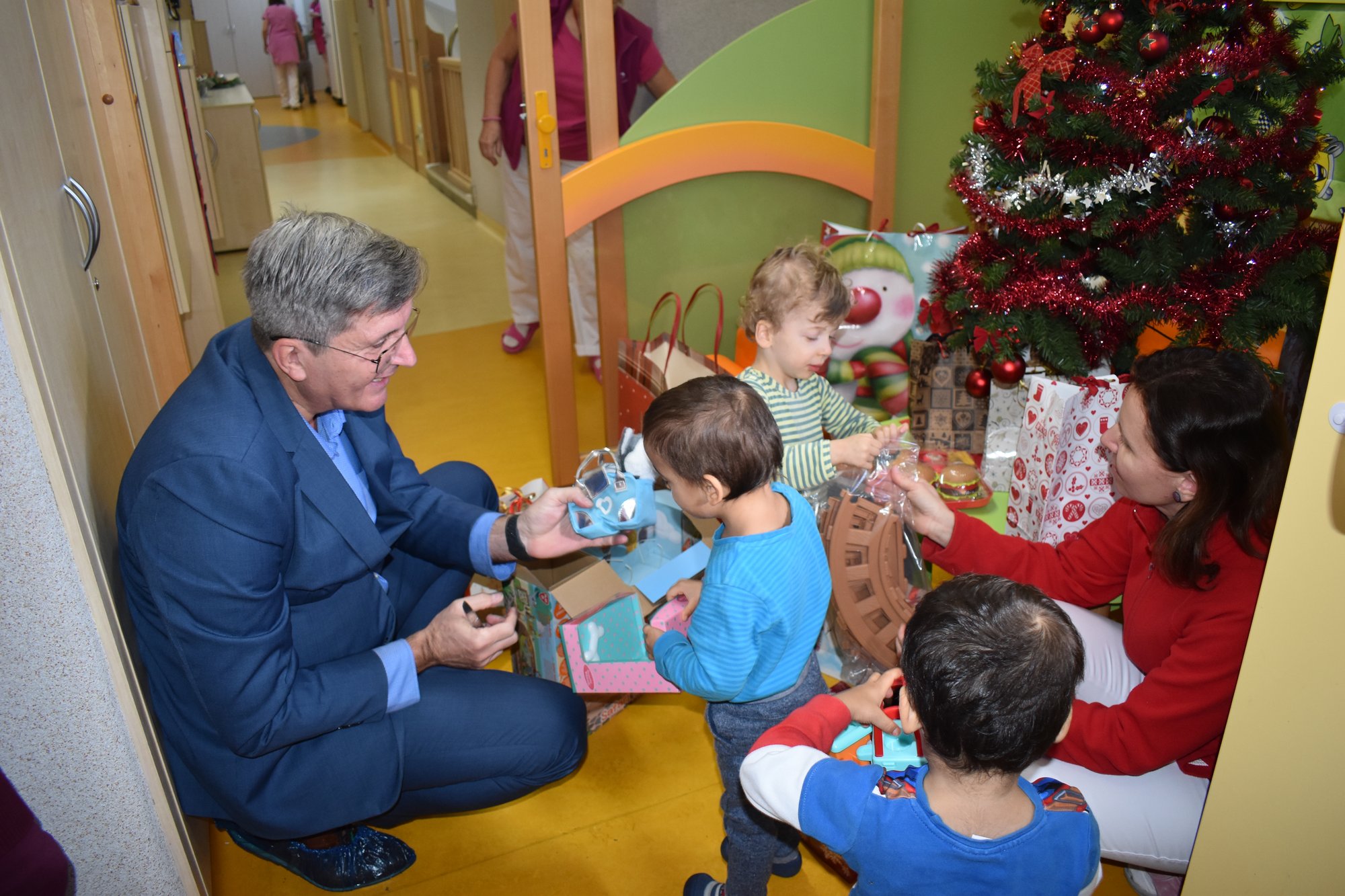 Plzeňští radní rozvezli vánoční dary a pozdravy do 21 sociálních zařízení (zdroj foto: Magistrát města Plzně, 15.12.2022)