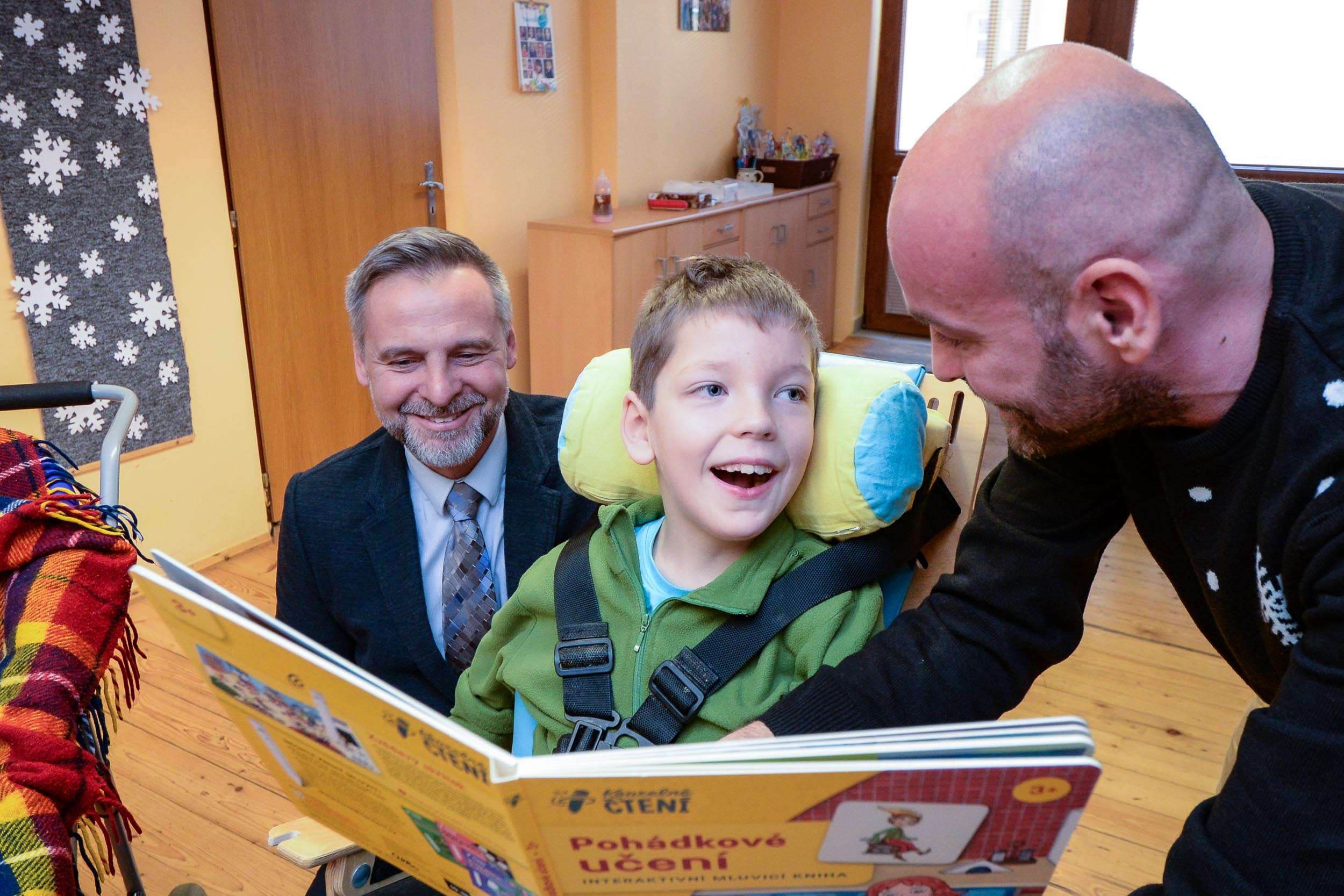 Plzeňští radní rozvezli vánoční dary a pozdravy do 21 sociálních zařízení (zdroj foto: Magistrát města Plzně, 15.12.2022)