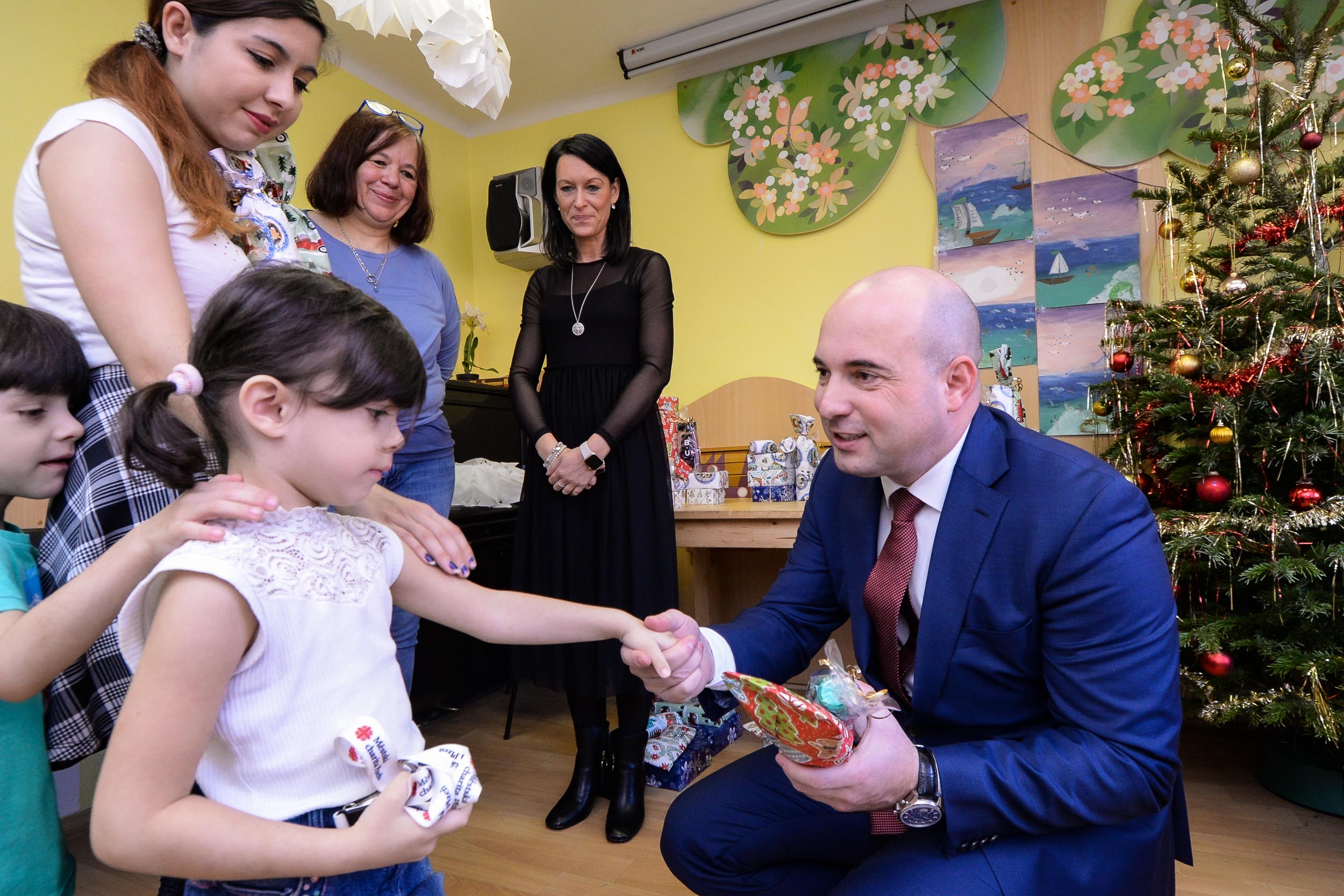 Plzeňští radní rozvezli vánoční dary a pozdravy do 21 sociálních zařízení