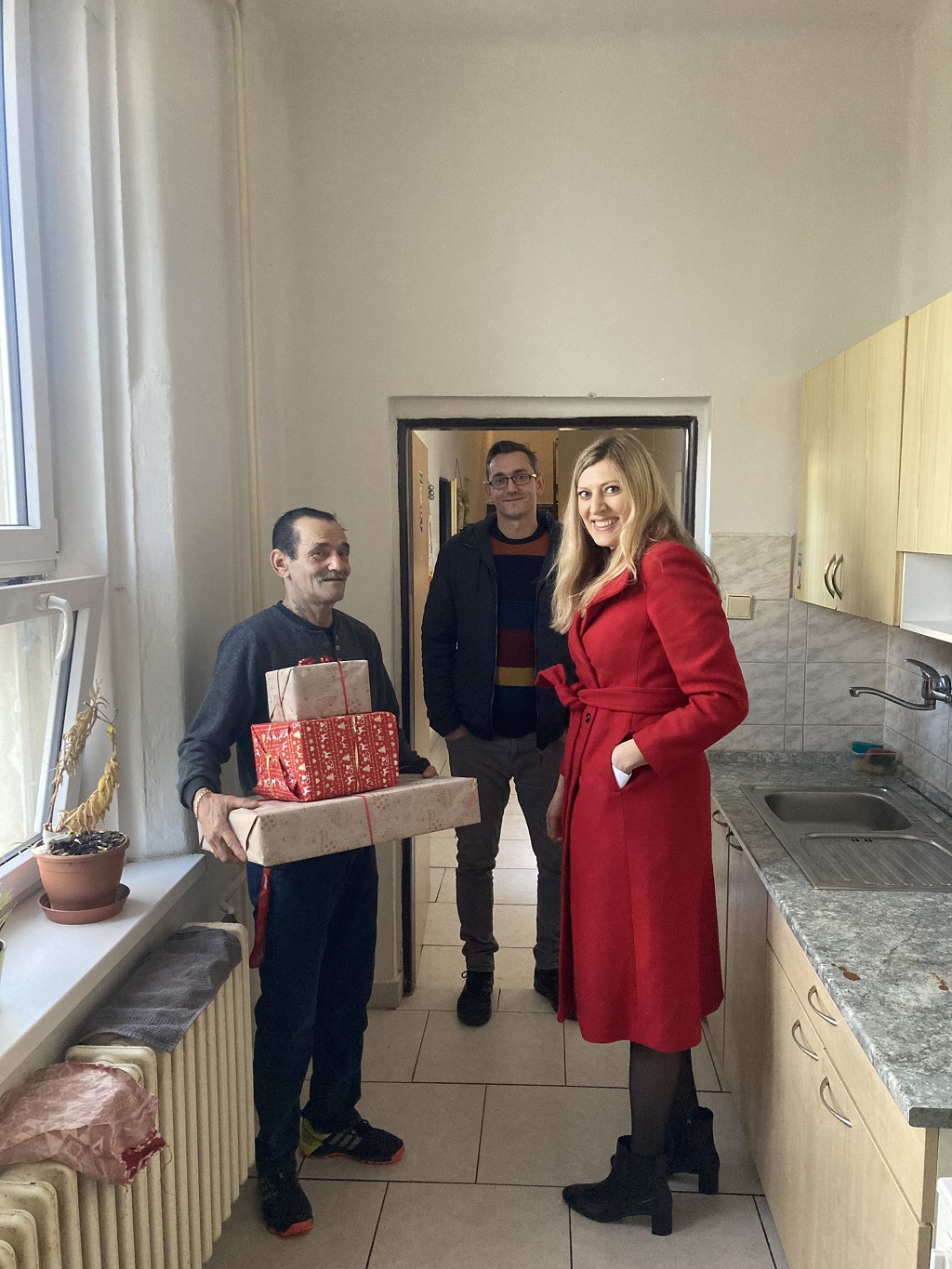 Plzeňští radní rozvezli vánoční dary a pozdravy do 21 sociálních zařízení (zdroj foto: Magistrát města Plzně, 15.12.2022)