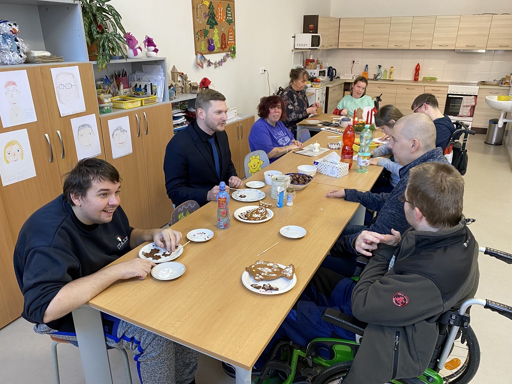 Plzeňští radní rozvezli vánoční dary a pozdravy do 21 sociálních zařízení (zdroj foto: Magistrát města Plzně, 15.12.2022)