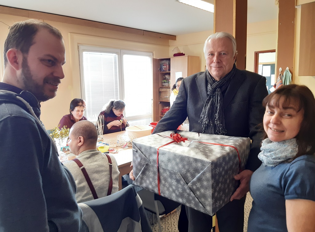 Plzeňští radní rozvezli vánoční dary a pozdravy do 21 sociálních zařízení (zdroj foto: Magistrát města Plzně, 15.12.2022)