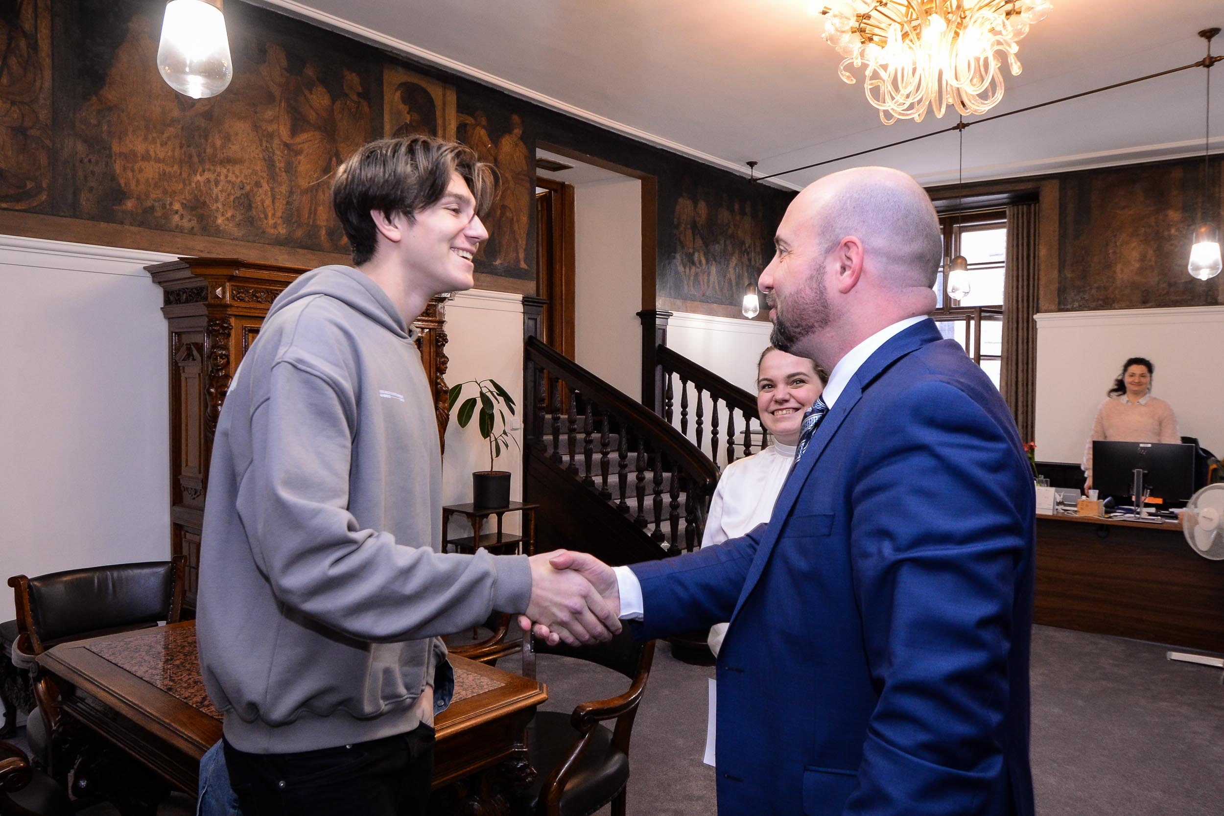 Primátor ocenil Matyáše Dibu, který pohotově zasáhl při nehodě autobusu (foto: M. Pecuch, 10.1.2023)