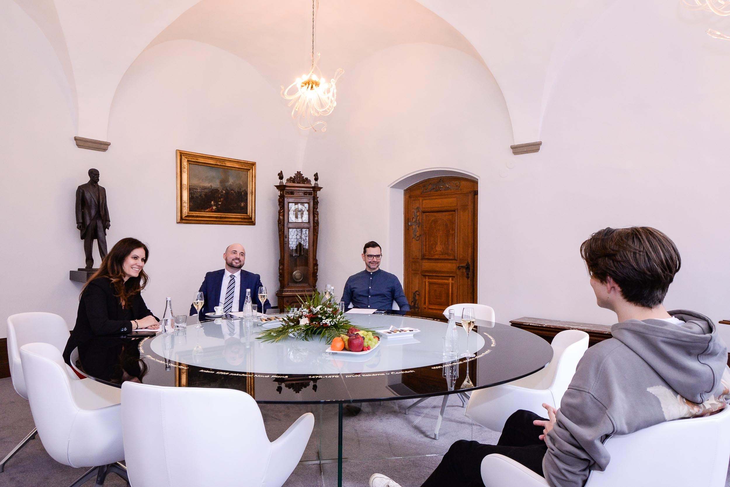 Primátor ocenil Matyáše Dibu, který pohotově zasáhl při nehodě autobusu (foto: M. Pecuch, 10.1.2023)