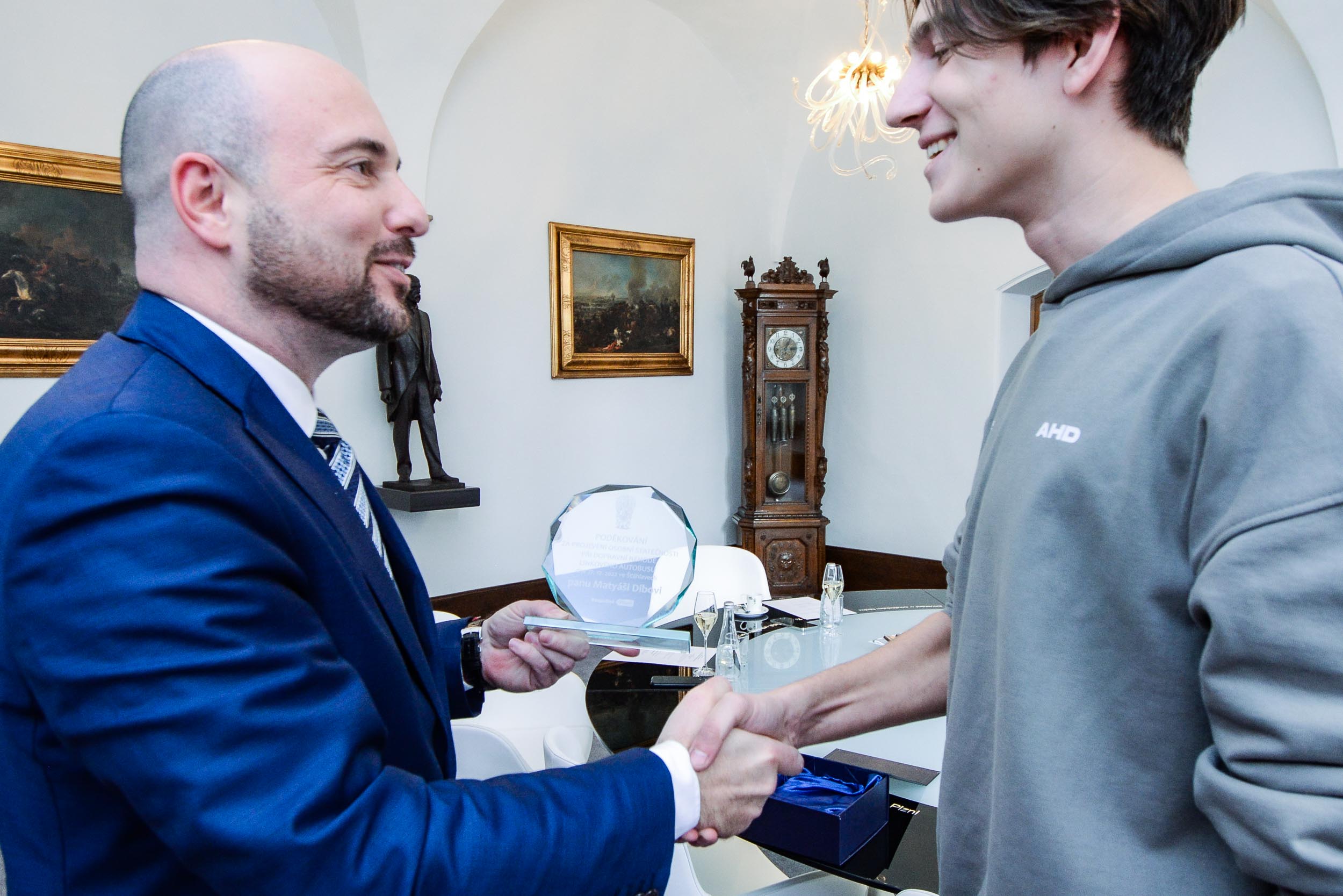 Primátor ocenil Matyáše Dibu, který pohotově zasáhl při nehodě autobusu (foto: M. Pecuch, 10.1.2023)