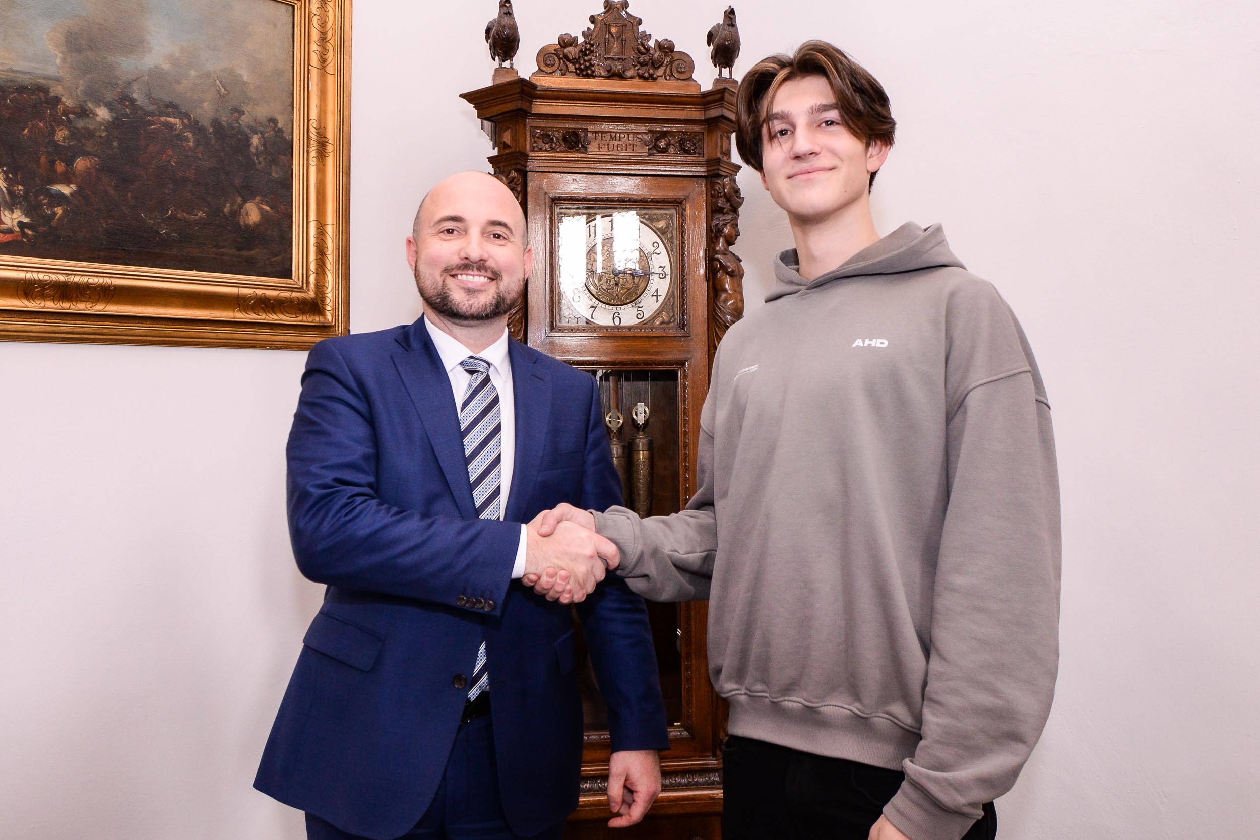 Primátor ocenil Matyáše Dibu, který pohotově zasáhl při nehodě autobusu (foto: M. Pecuch, 10.1.2023)