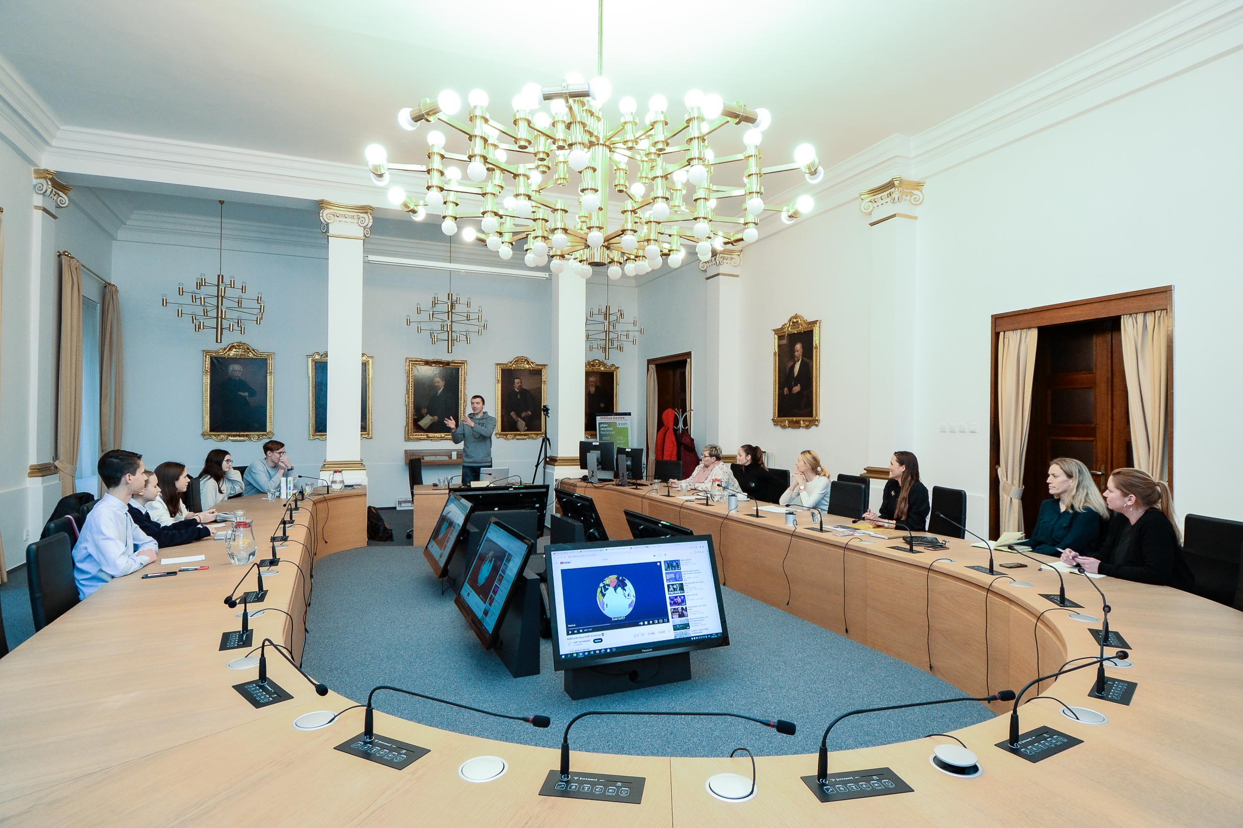 Na plzeňské radnici zasedali předsedové žákovského parlamentu (foto: M. Pecuch, 2.2.2023)