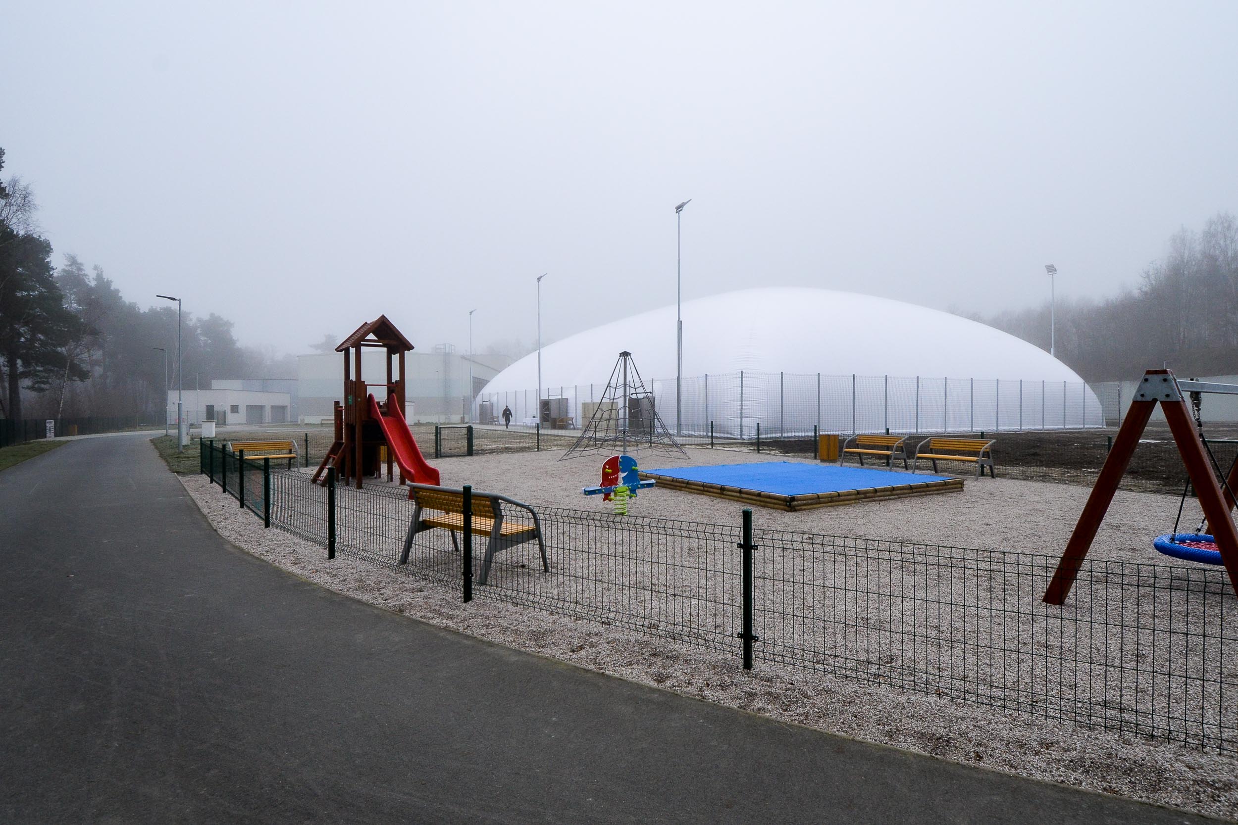 Ve Sportovním areálu na Prokopávce vystavělo město nová hřiště na plážový volejbal (foto: M. Pecuch, 14.2.2023)