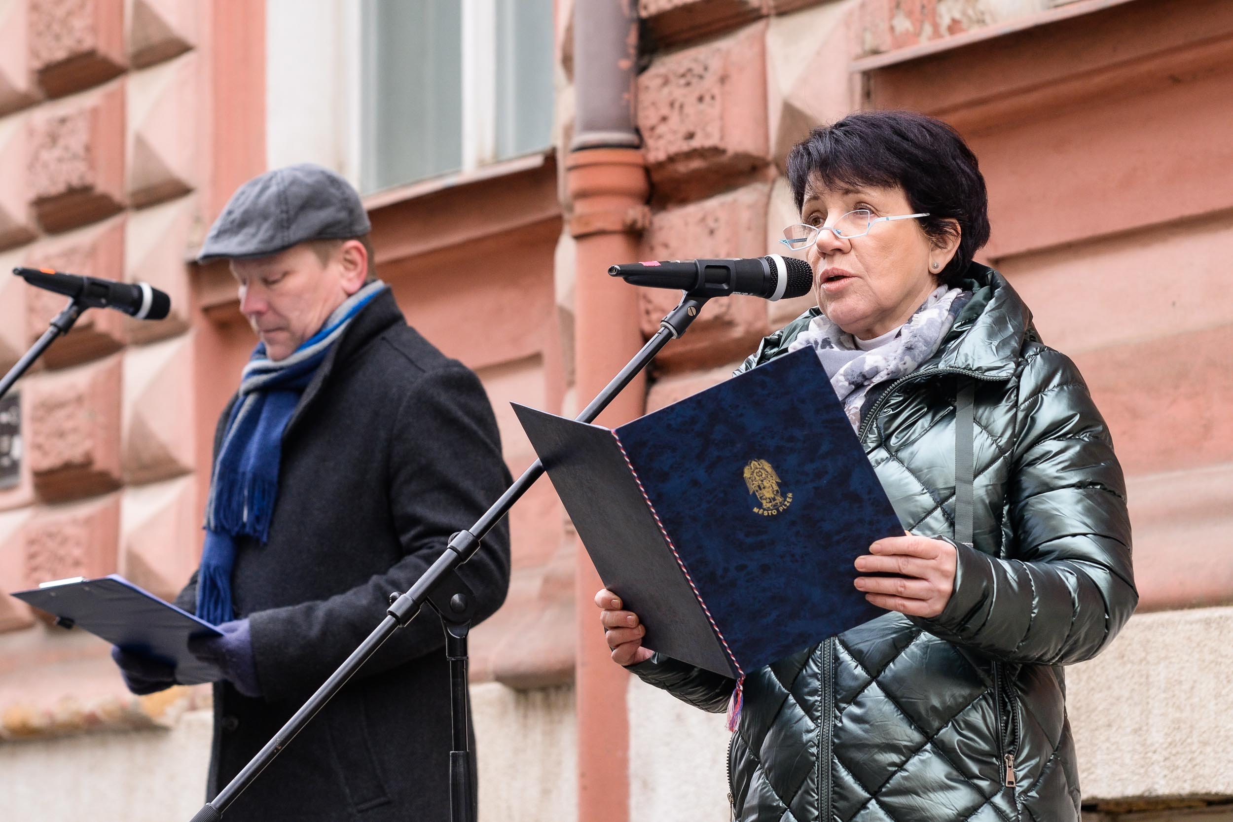 Památku Miroslava Horníčka připomíná pamětní deska na jeho rodném domě (foto: M. Pecuch, 15.2.2023)