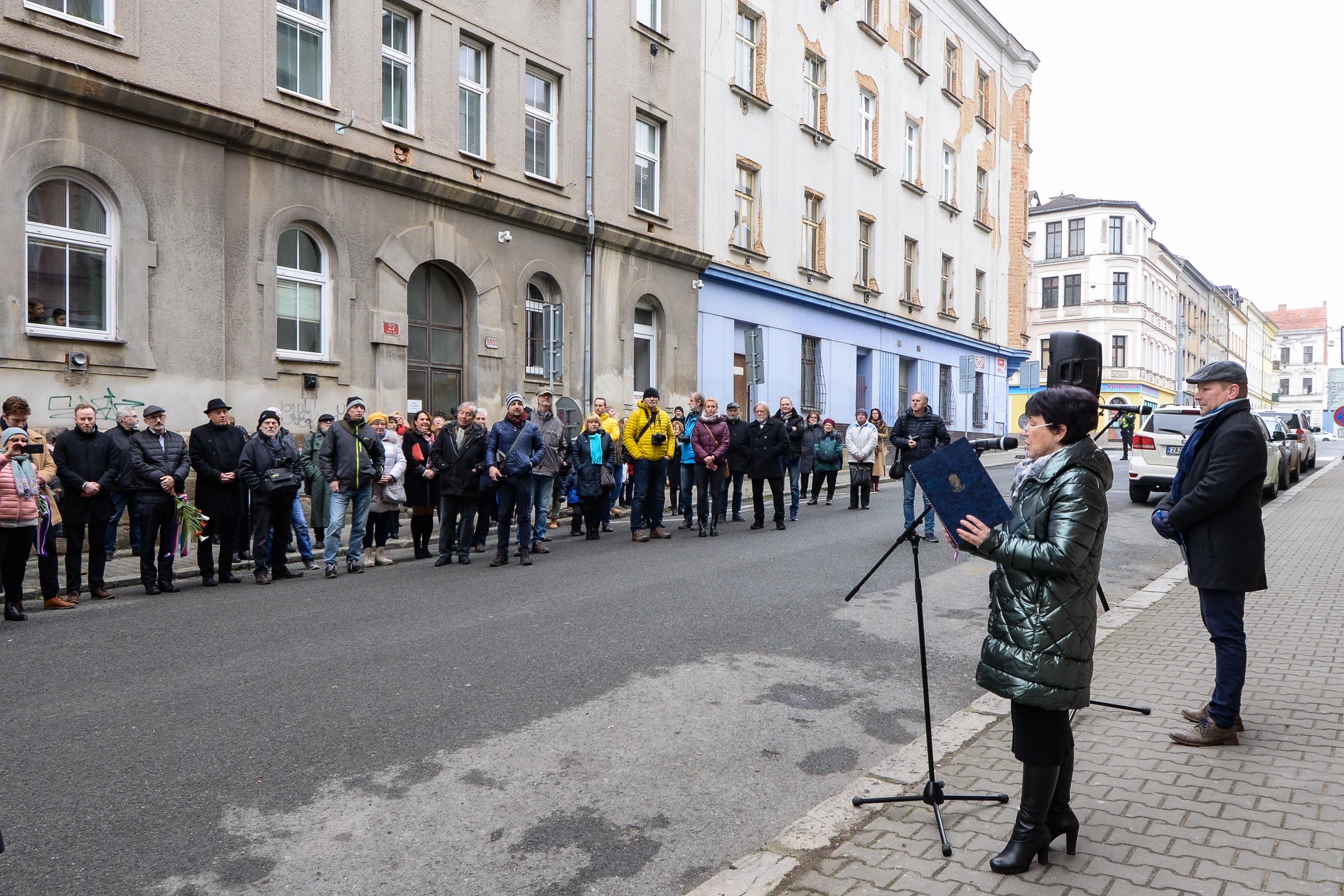 Památku Miroslava Horníčka připomíná pamětní deska na jeho rodném domě (foto: M. Pecuch, 15.2.2023)