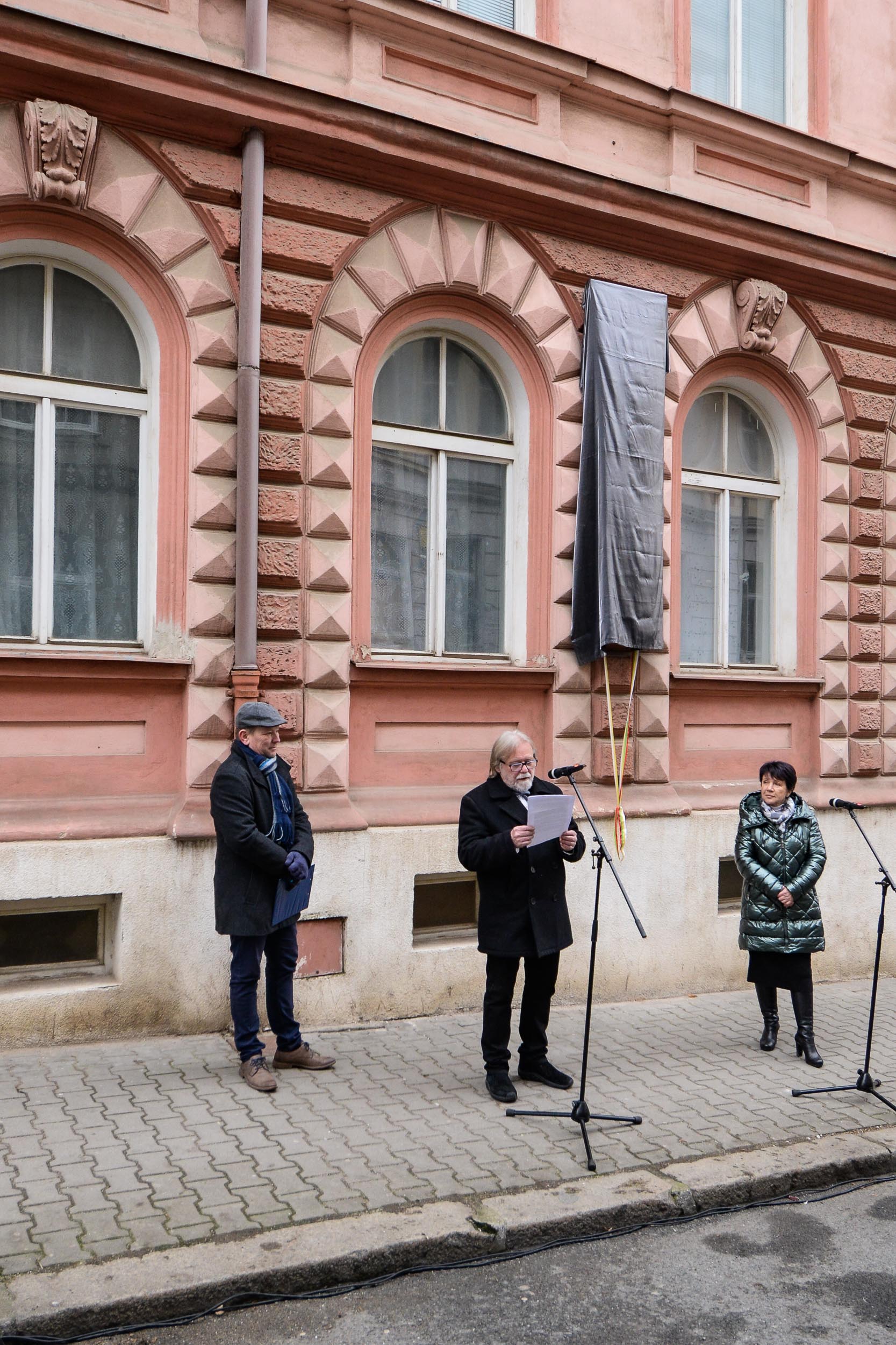 Památku Miroslava Horníčka připomíná pamětní deska na jeho rodném domě (foto: M. Pecuch, 15.2.2023)