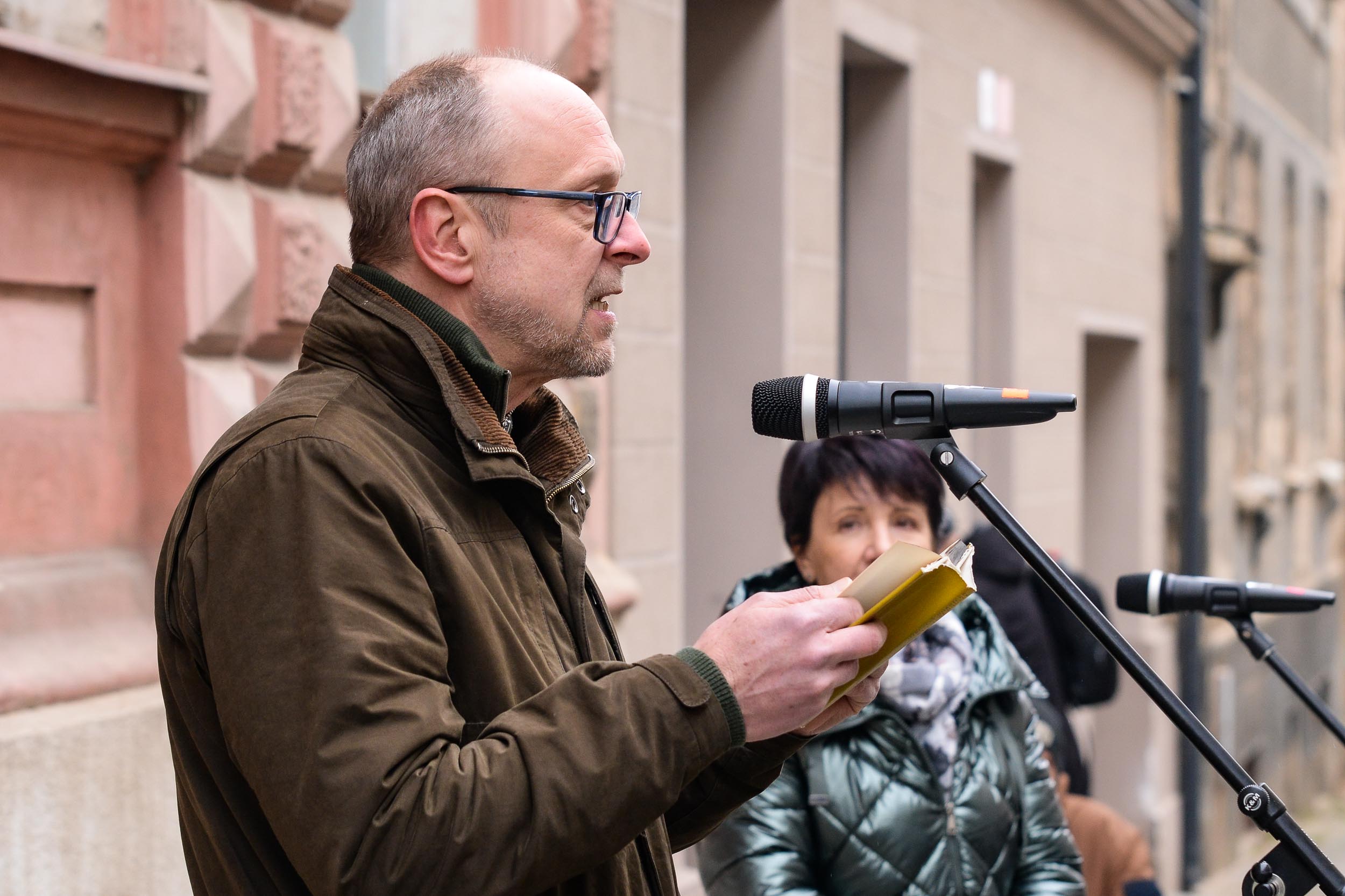 Památku Miroslava Horníčka připomíná pamětní deska na jeho rodném domě (foto: M. Pecuch, 15.2.2023)