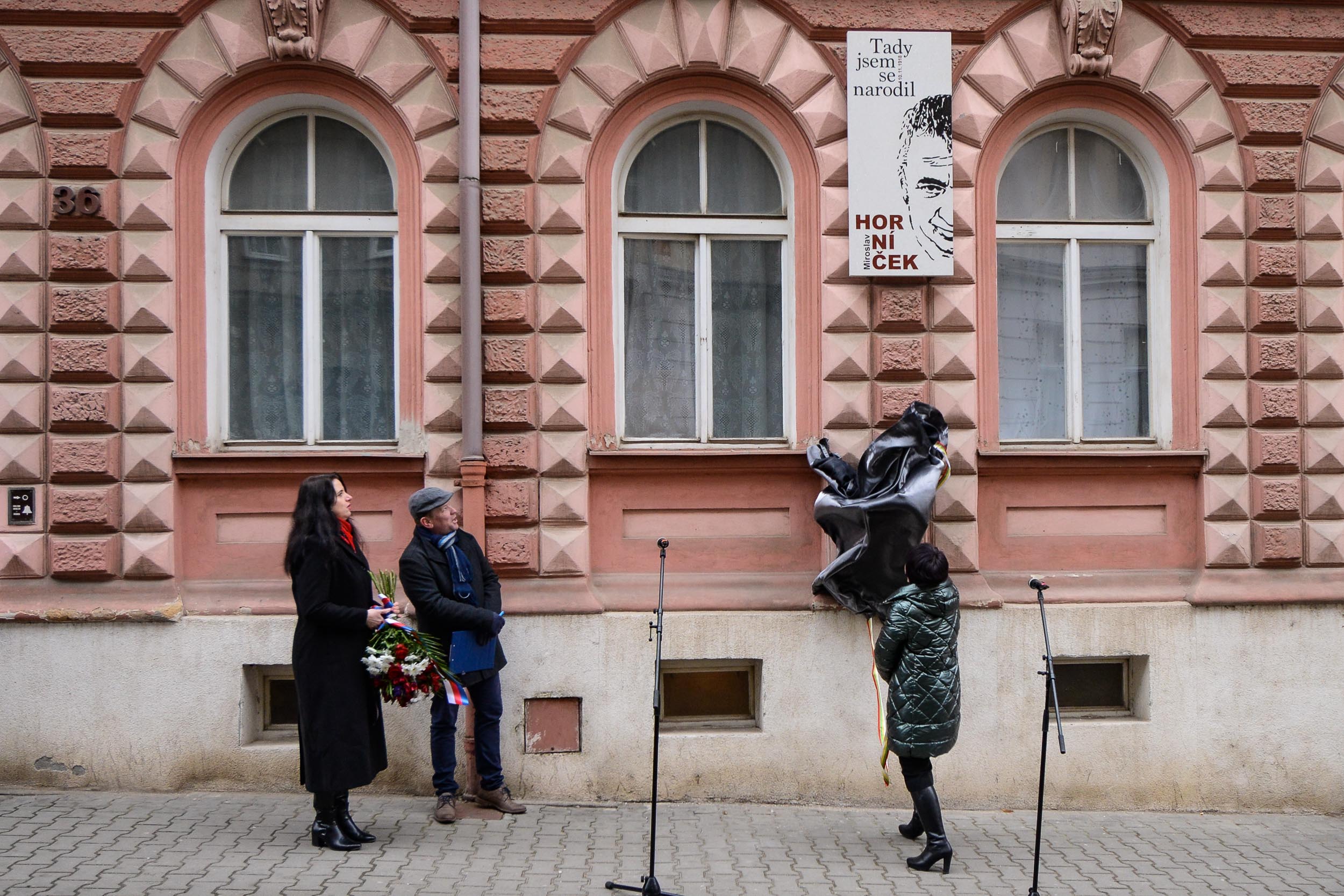 Památku Miroslava Horníčka připomíná pamětní deska na jeho rodném domě (foto: M. Pecuch, 15.2.2023)