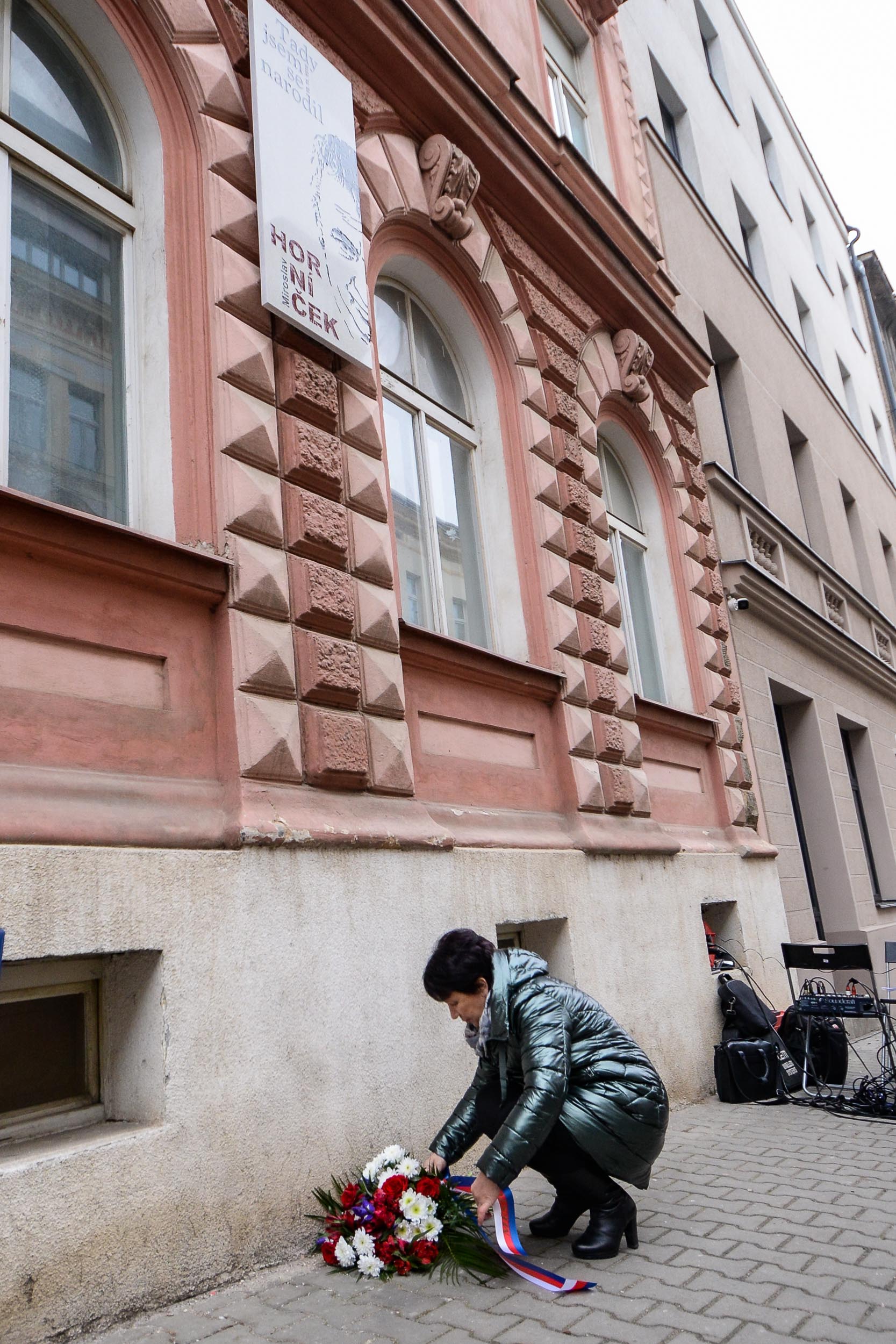 Památku Miroslava Horníčka připomíná pamětní deska na jeho rodném domě (foto: M. Pecuch, 15.2.2023)