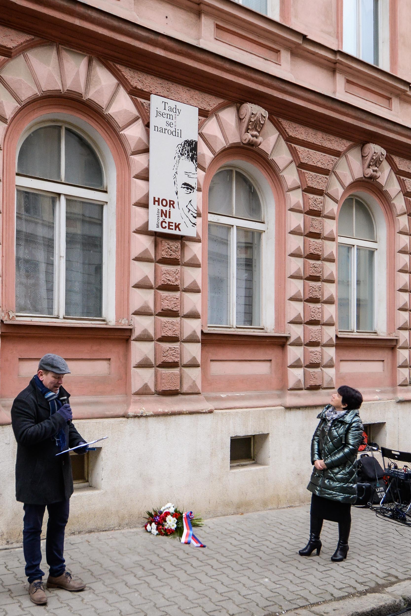 Památku Miroslava Horníčka připomíná pamětní deska na jeho rodném domě (foto: M. Pecuch, 15.2.2023)