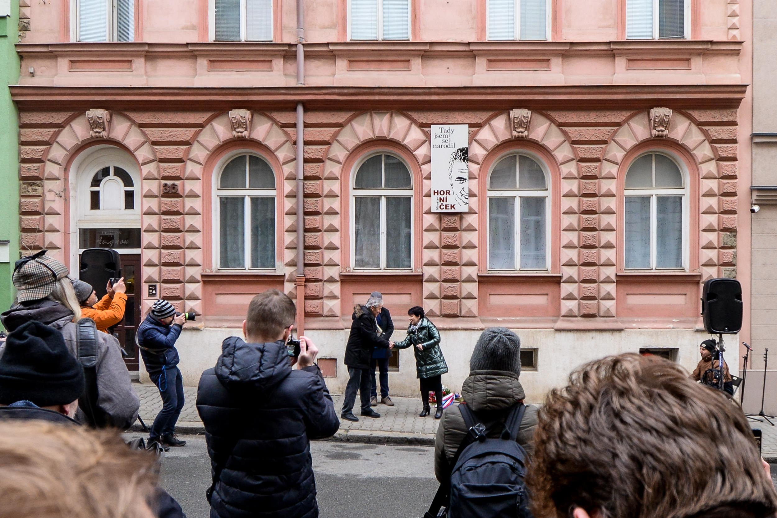 Památku Miroslava Horníčka připomíná pamětní deska na jeho rodném domě (foto: M. Pecuch, 15.2.2023)