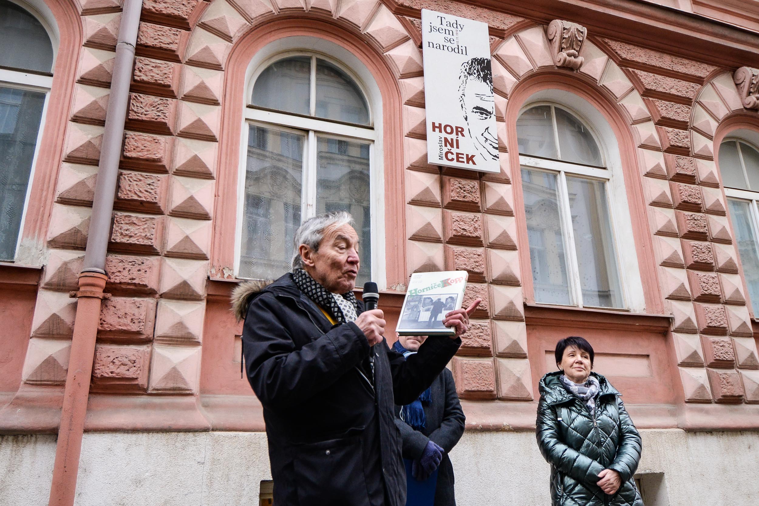 Památku Miroslava Horníčka připomíná pamětní deska na jeho rodném domě (foto: M. Pecuch, 15.2.2023)