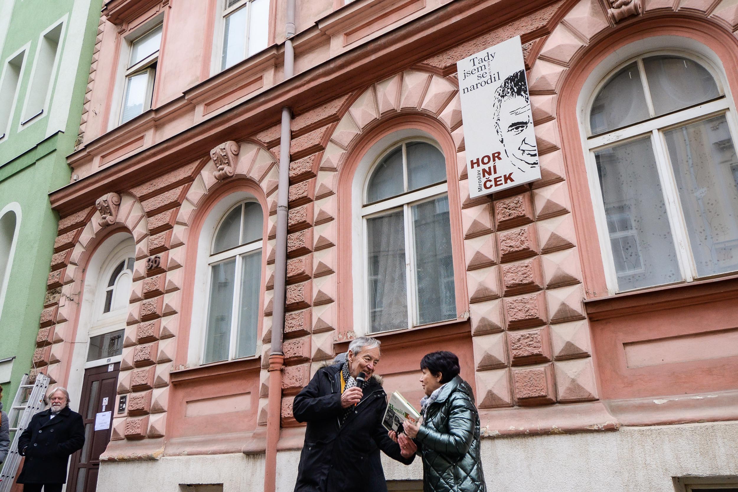 Památku Miroslava Horníčka připomíná pamětní deska na jeho rodném domě (foto: M. Pecuch, 15.2.2023)