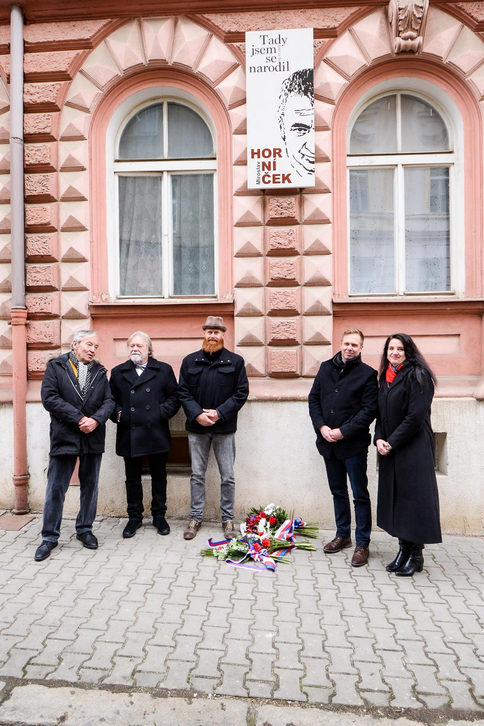 Památku Miroslava Horníčka připomíná pamětní deska na jeho rodném domě (foto: M. Pecuch, 15.2.2023)