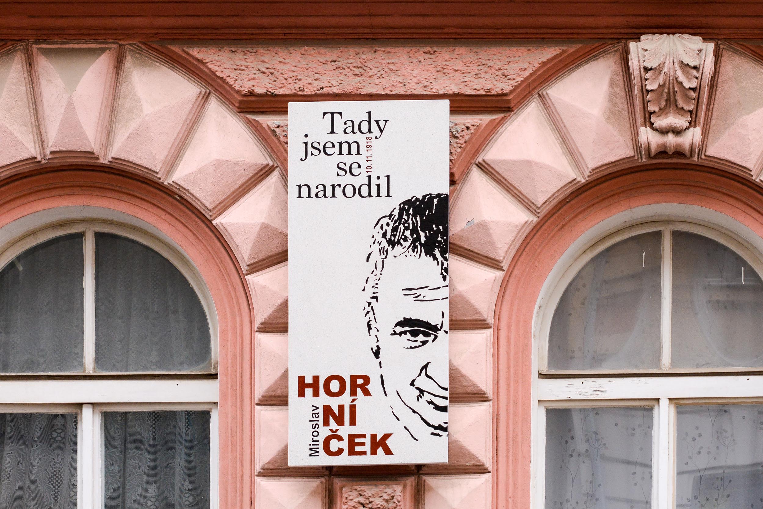 Památku Miroslava Horníčka připomíná pamětní deska na jeho rodném domě