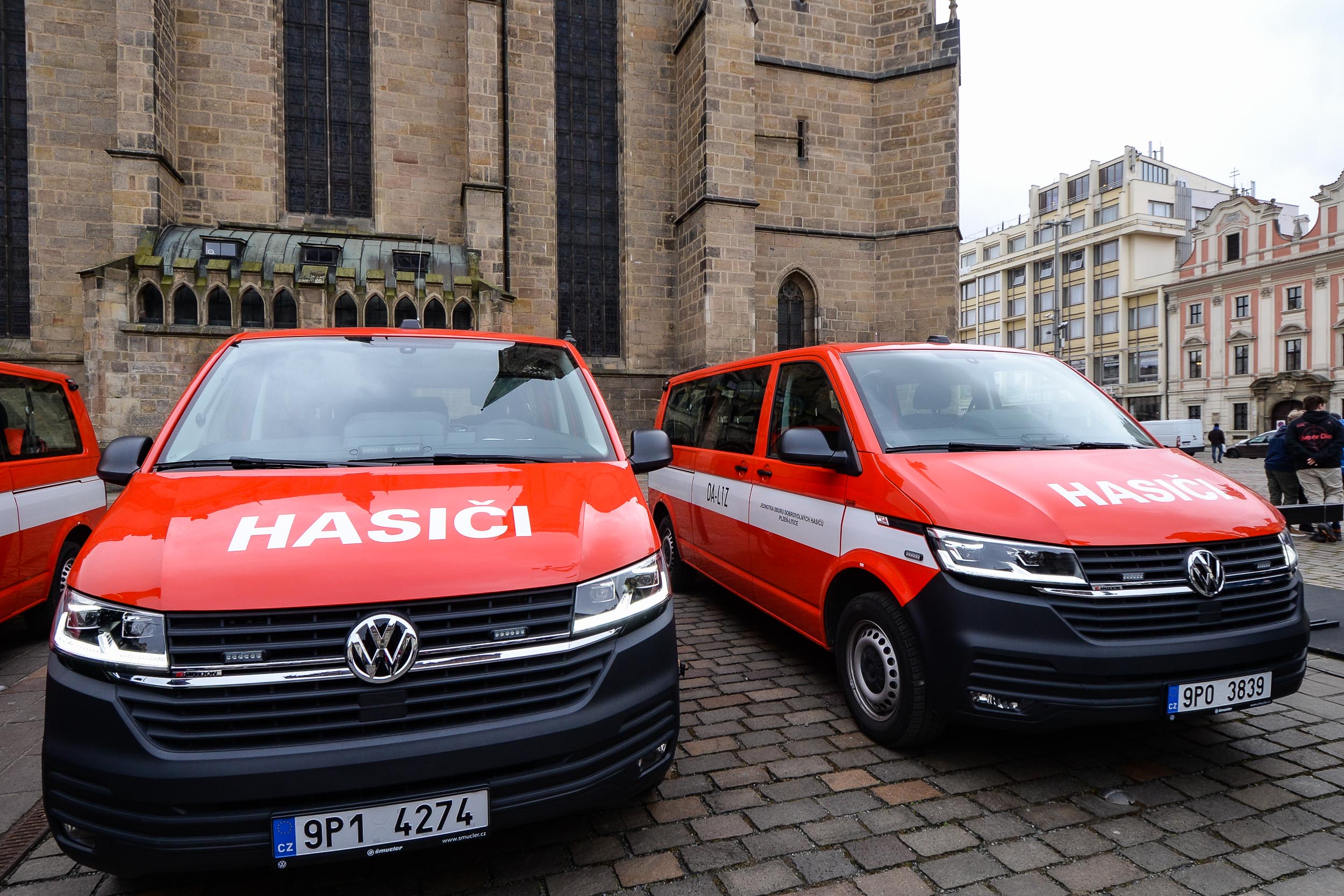 Město Plzeň předalo nová vozidla dobrovolným hasičům