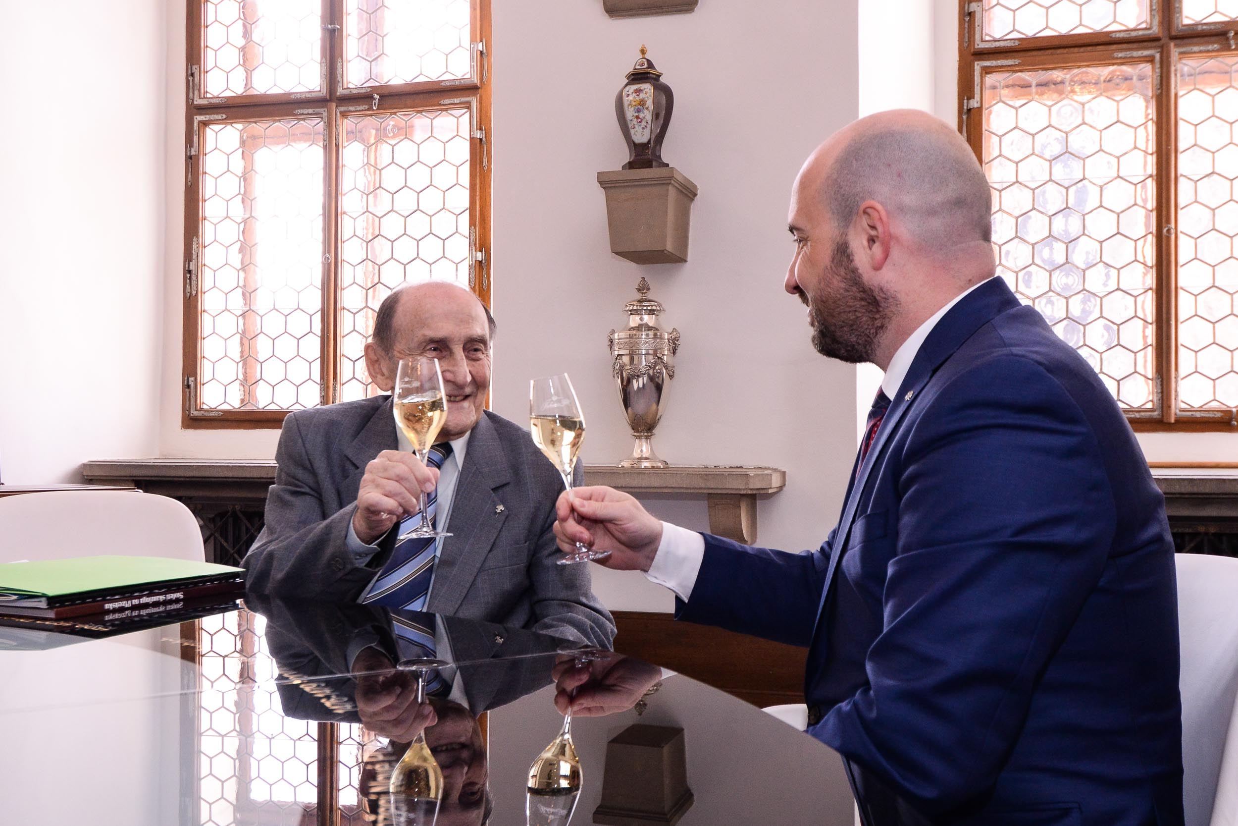 U příležitosti Dne učitelů přivítal primátor na radnici pedagoga a skautaJana Kacerovského (foto: M. Pecuch, 28.3.2023)