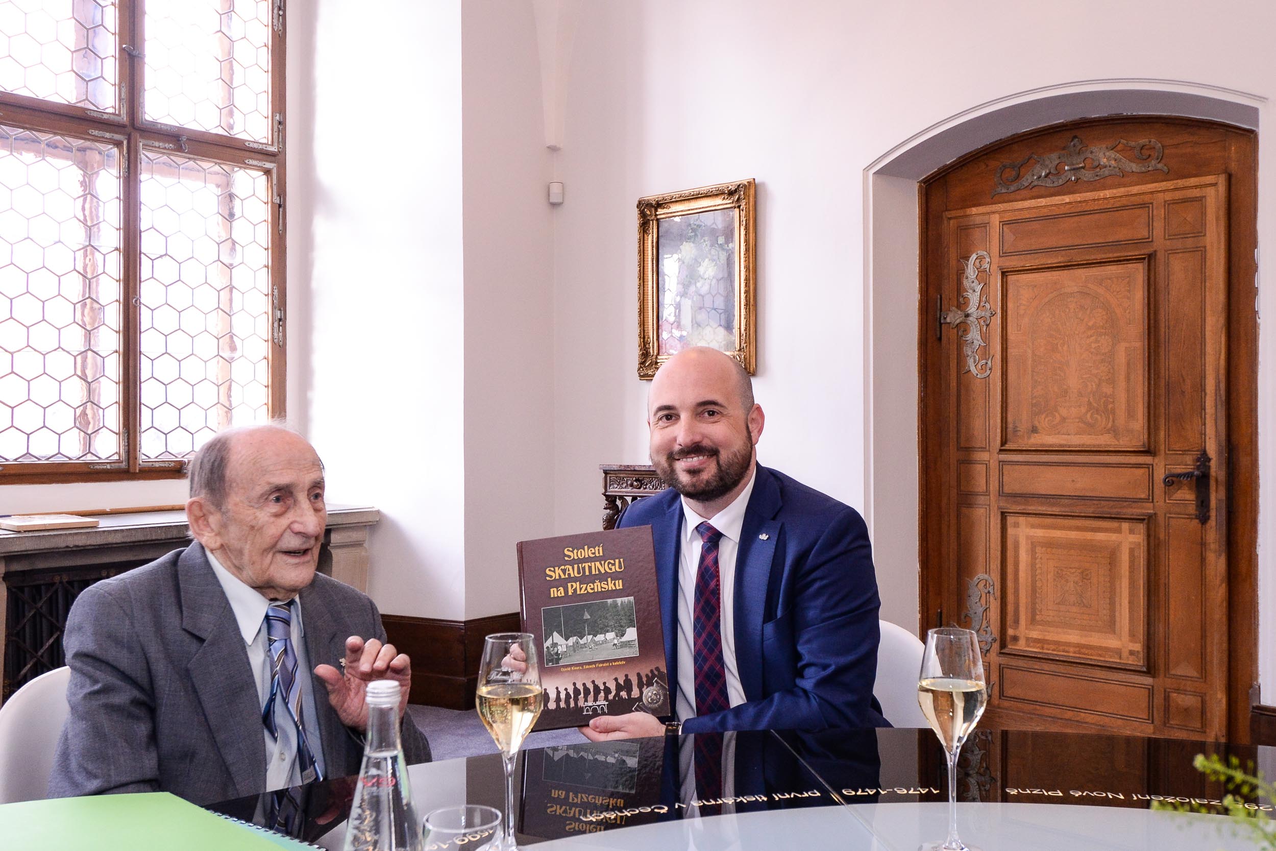 U příležitosti Dne učitelů přivítal primátor na radnici pedagoga a skautaJana Kacerovského (foto: M. Pecuch, 28.3.2023)