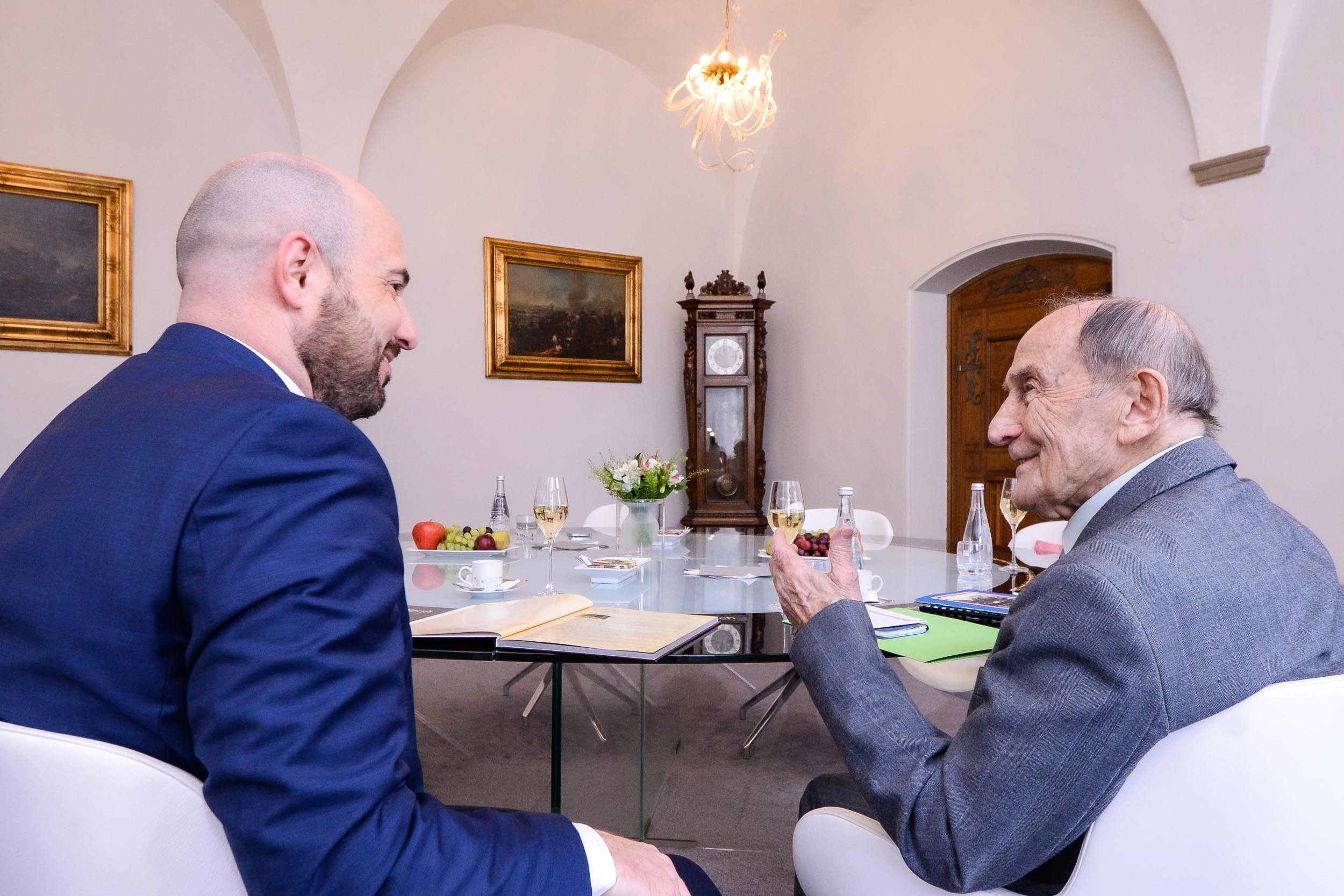 U příležitosti Dne učitelů přivítal primátor na radnici pedagoga a skautaJana Kacerovského (foto: M. Pecuch, 28.3.2023)