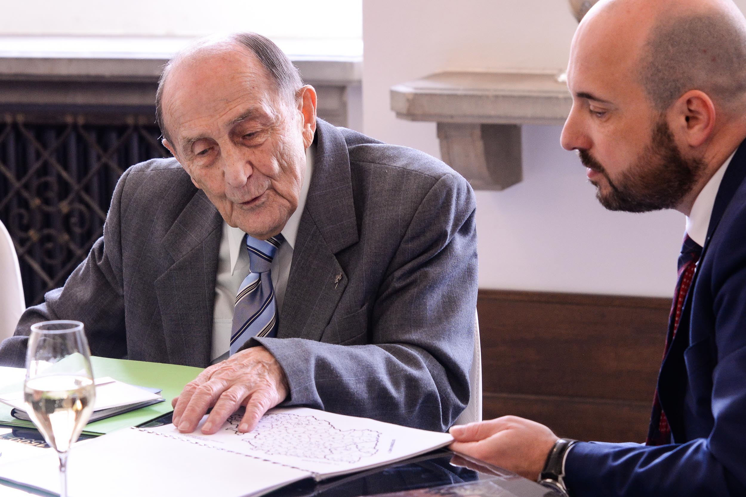 U příležitosti Dne učitelů přivítal primátor na radnici pedagoga a skautaJana Kacerovského (foto: M. Pecuch, 28.3.2023)