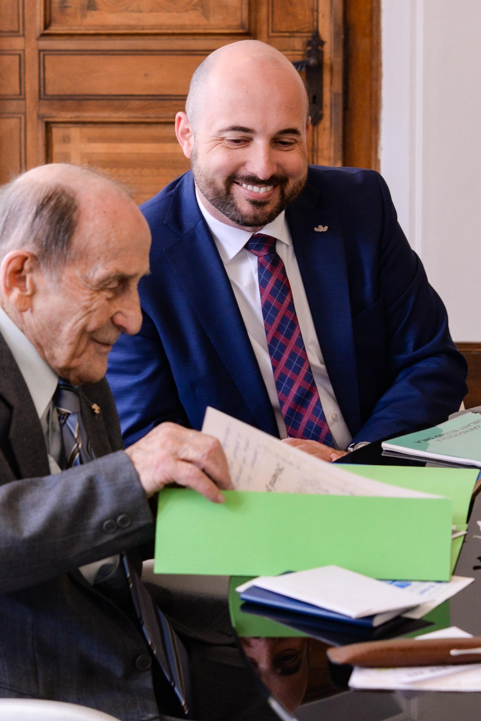 U příležitosti Dne učitelů přivítal primátor na radnici pedagoga a skautaJana Kacerovského (foto: M. Pecuch, 28.3.2023)